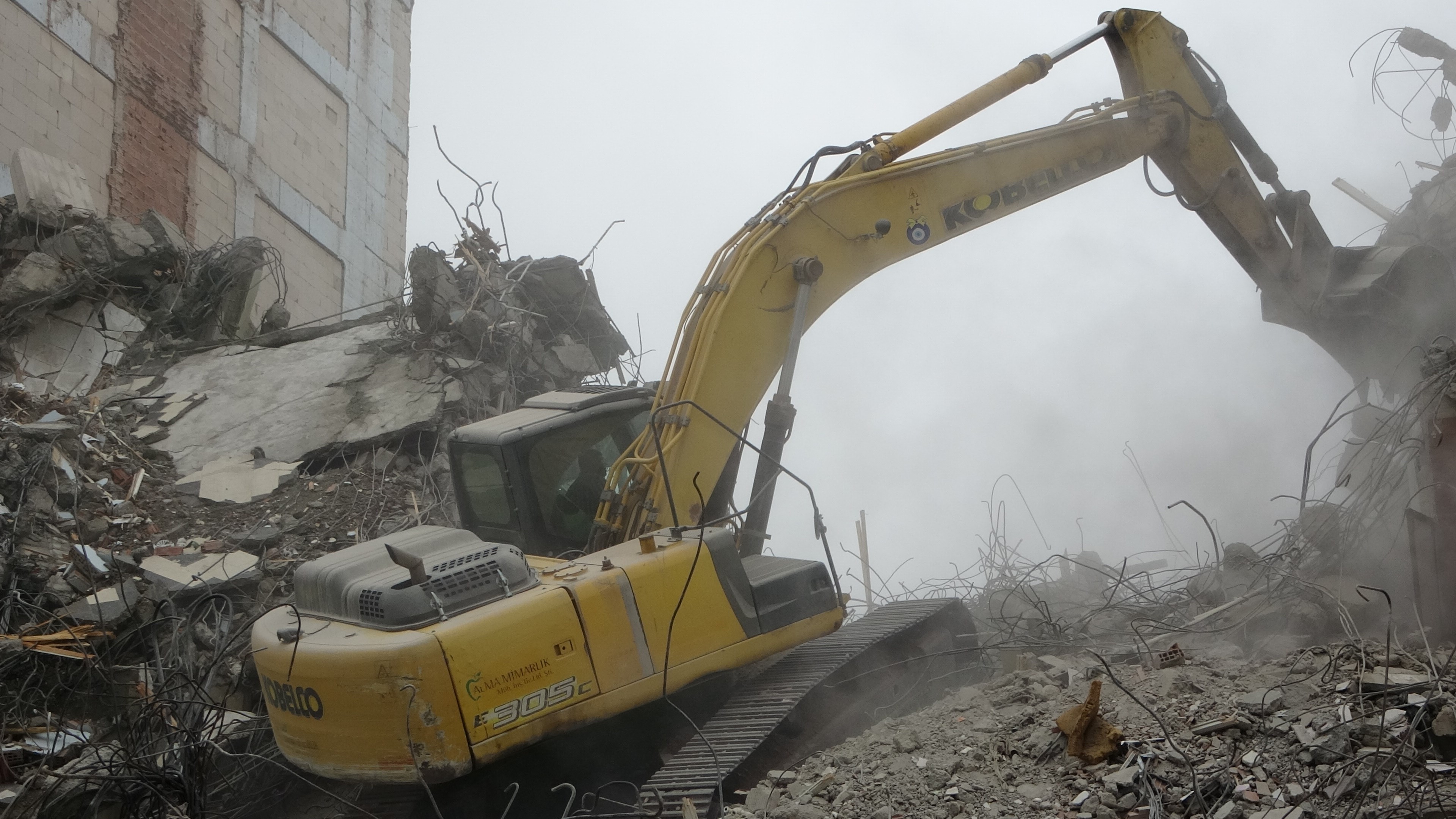 Depremin yaraları sarılıyor: Ağır hasarlı bina yerle bir edildi