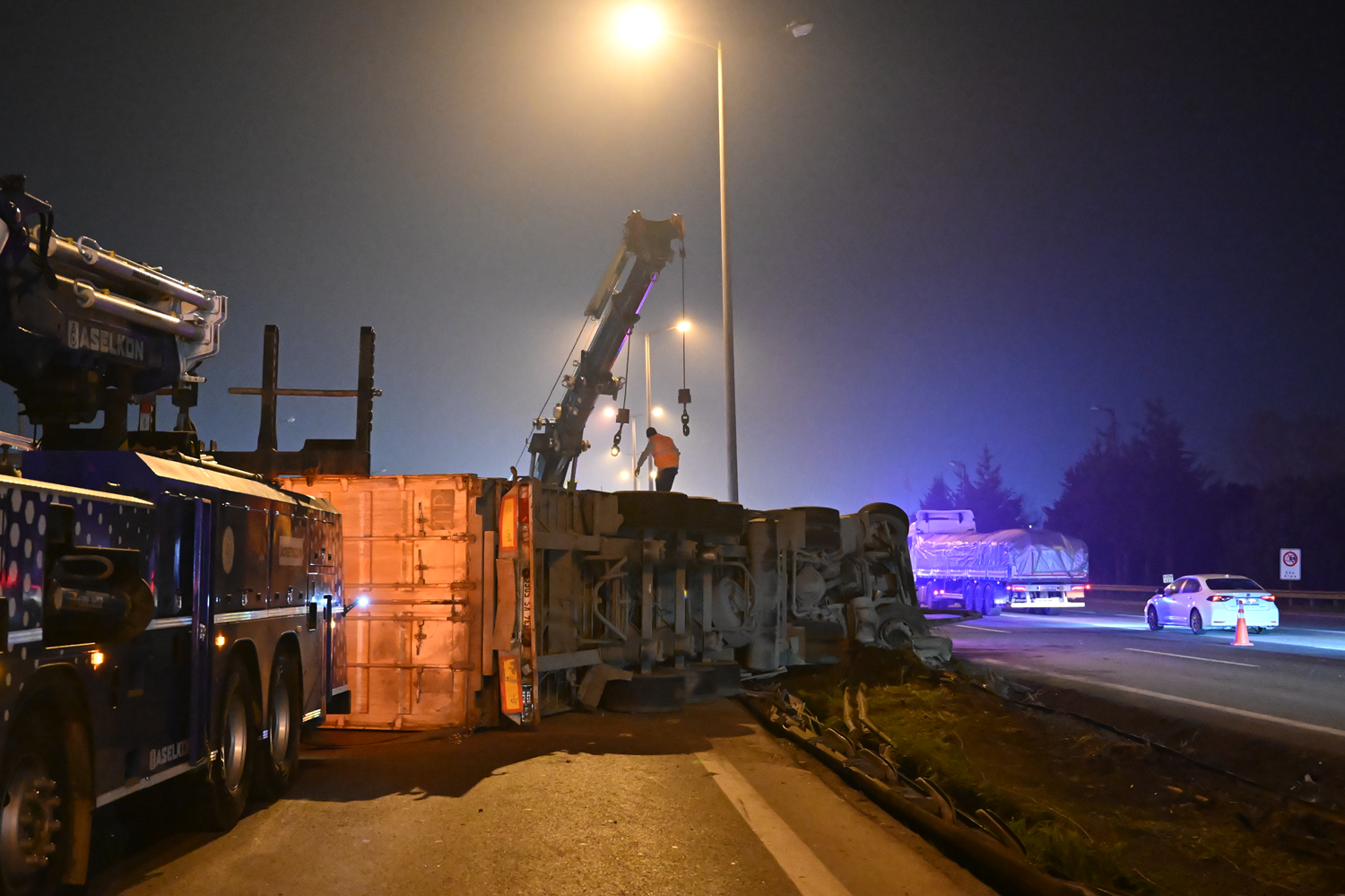 Tuzla'da lastiği patlayan tır devrildi: İstanbul yönü trafiğe kapandı