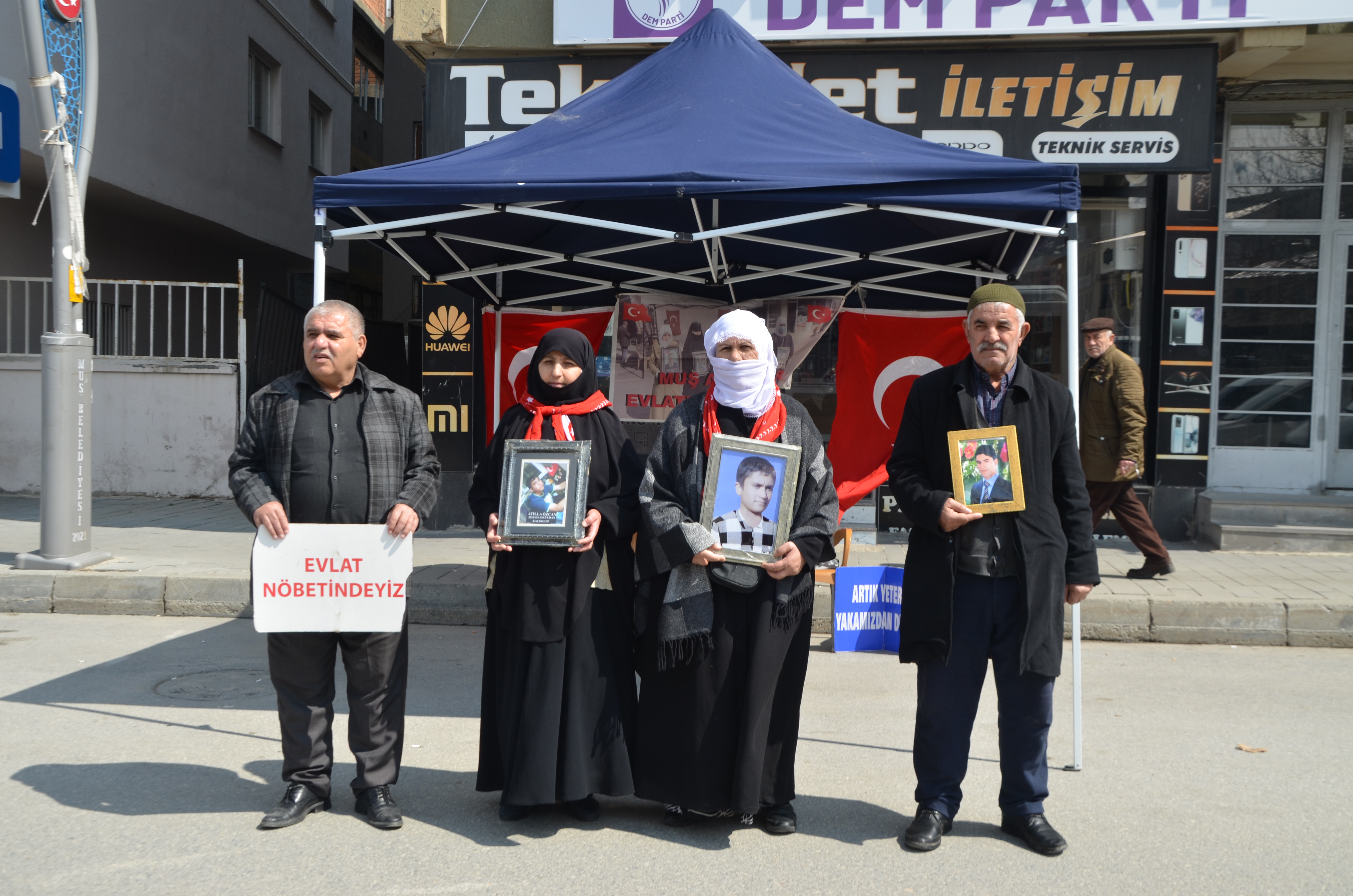 DEM Parti önünde evlat nöbeti: Şu an yanlış yerdesiniz