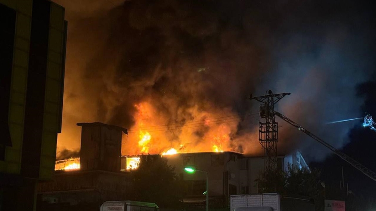 Tuzla'da bir polyester fabrikasında yangın çıktı