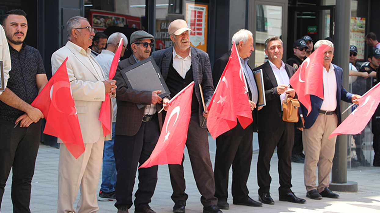 Vanlı aileler DEM Parti binası önündeki 