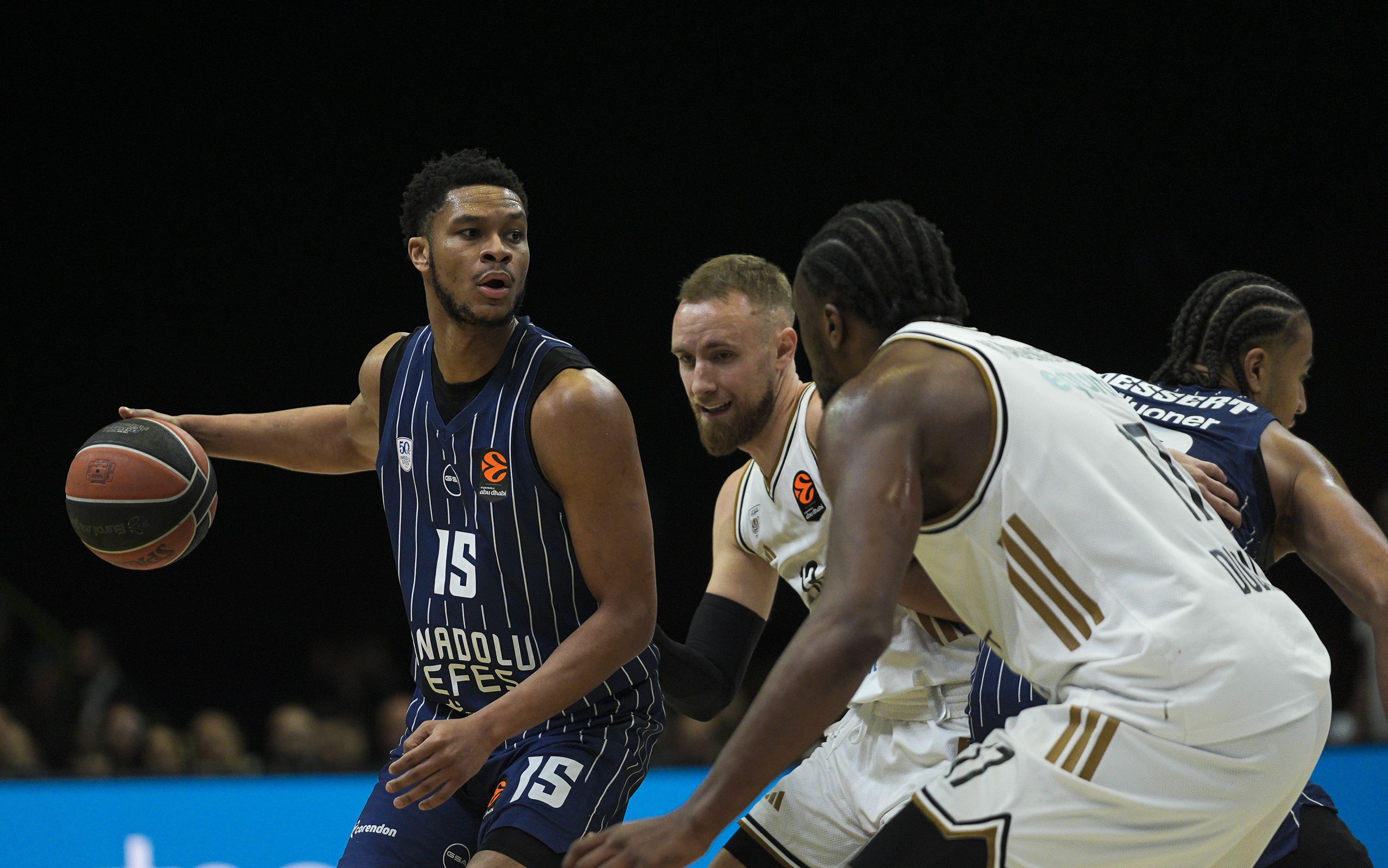 Anadolu Efes'ten 85 sayılık galibiyet