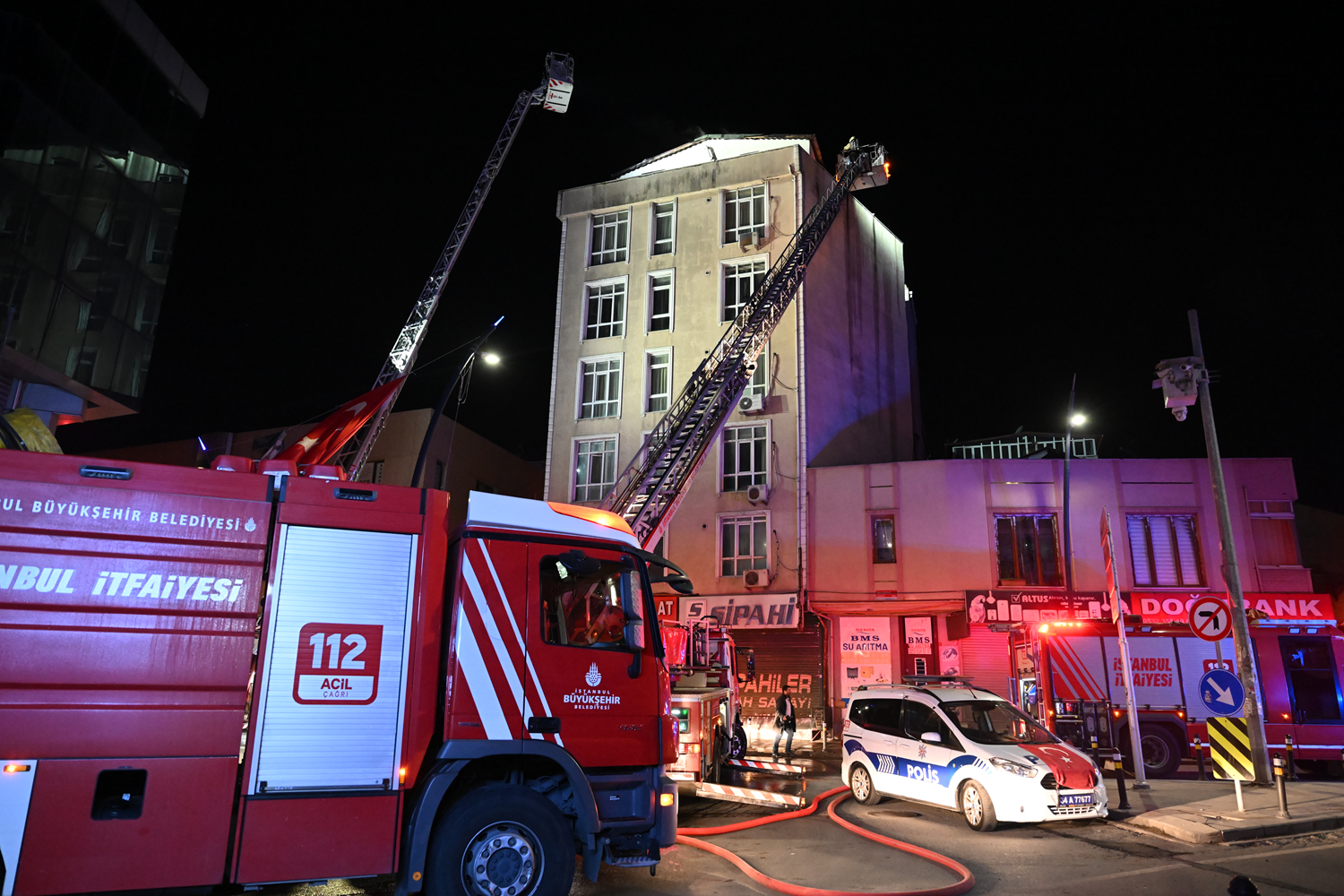 Küçükçekmece'de otelde yangın paniği