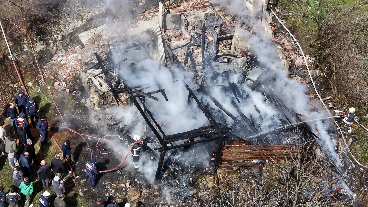 Alevlerin içinde canından oldu! Ev küle döndü