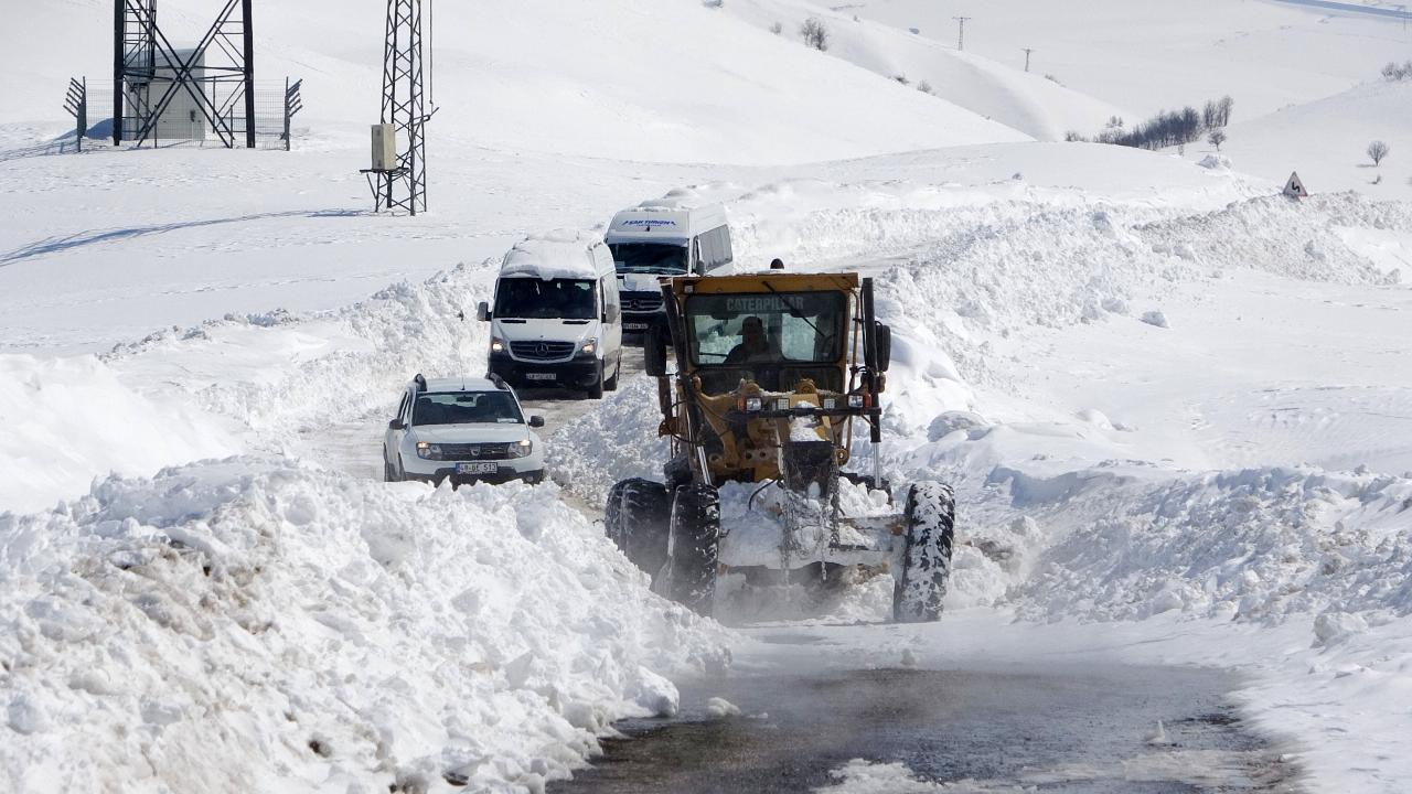 Bahar beklerken kış geri döndü! Kar, Karadeniz ve Doğu'yu teslim aldı: Yüzlerce yol kapalı