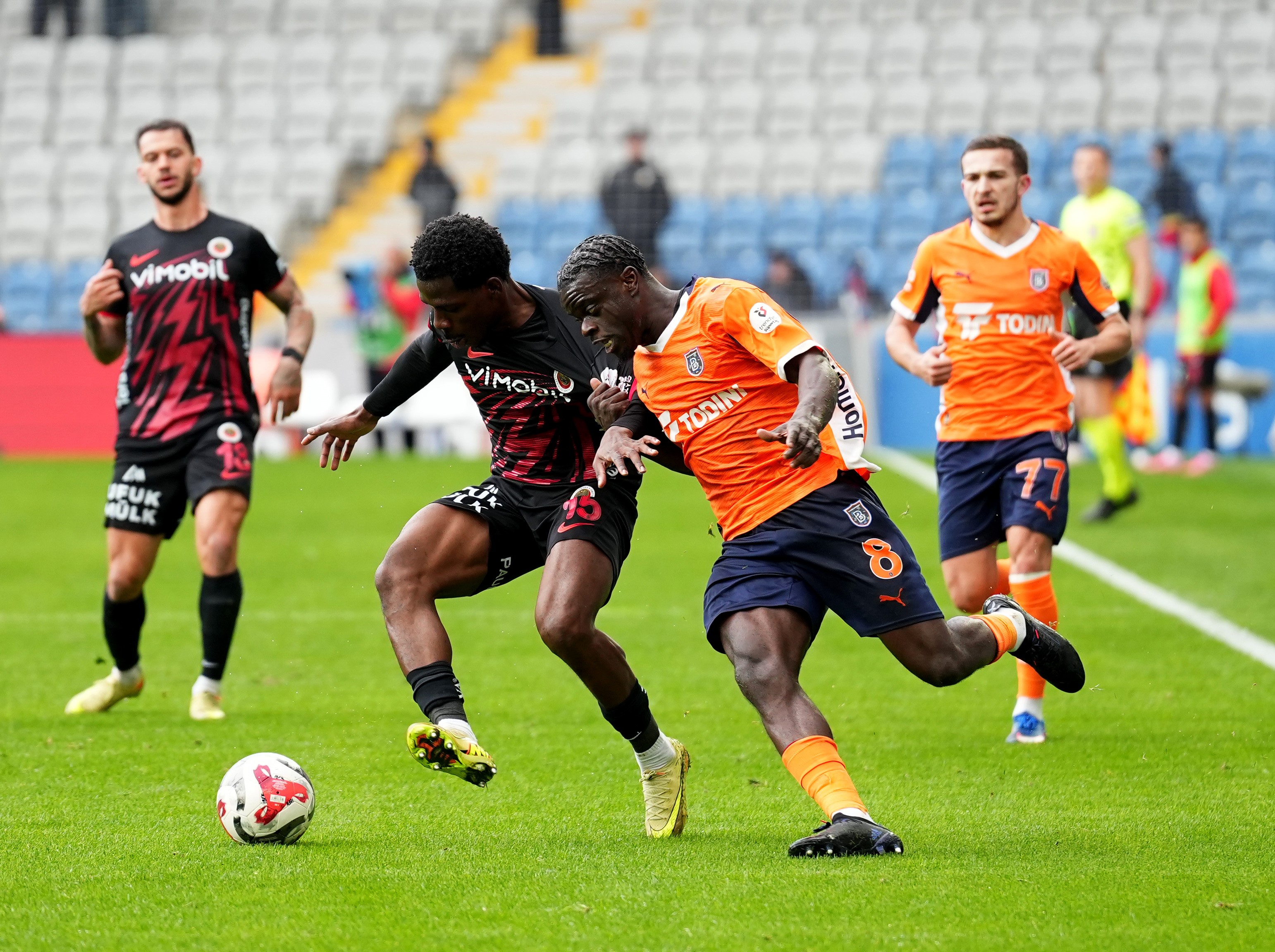 Başakşehir 3 puanı 3 golle aldı