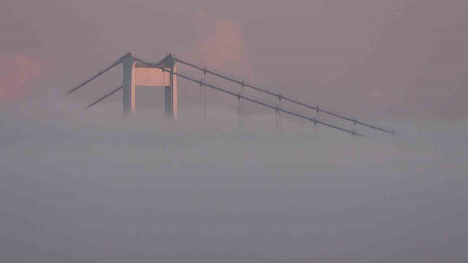 İstanbul Boğazı'nda yoğun sis: FSM Köprüsü kayboldu