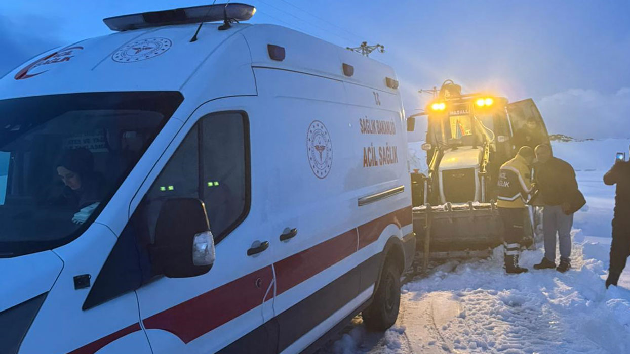 Bitlis'te kar yağışından yol kapandı! Hastanın imdadına ekipler yetişti