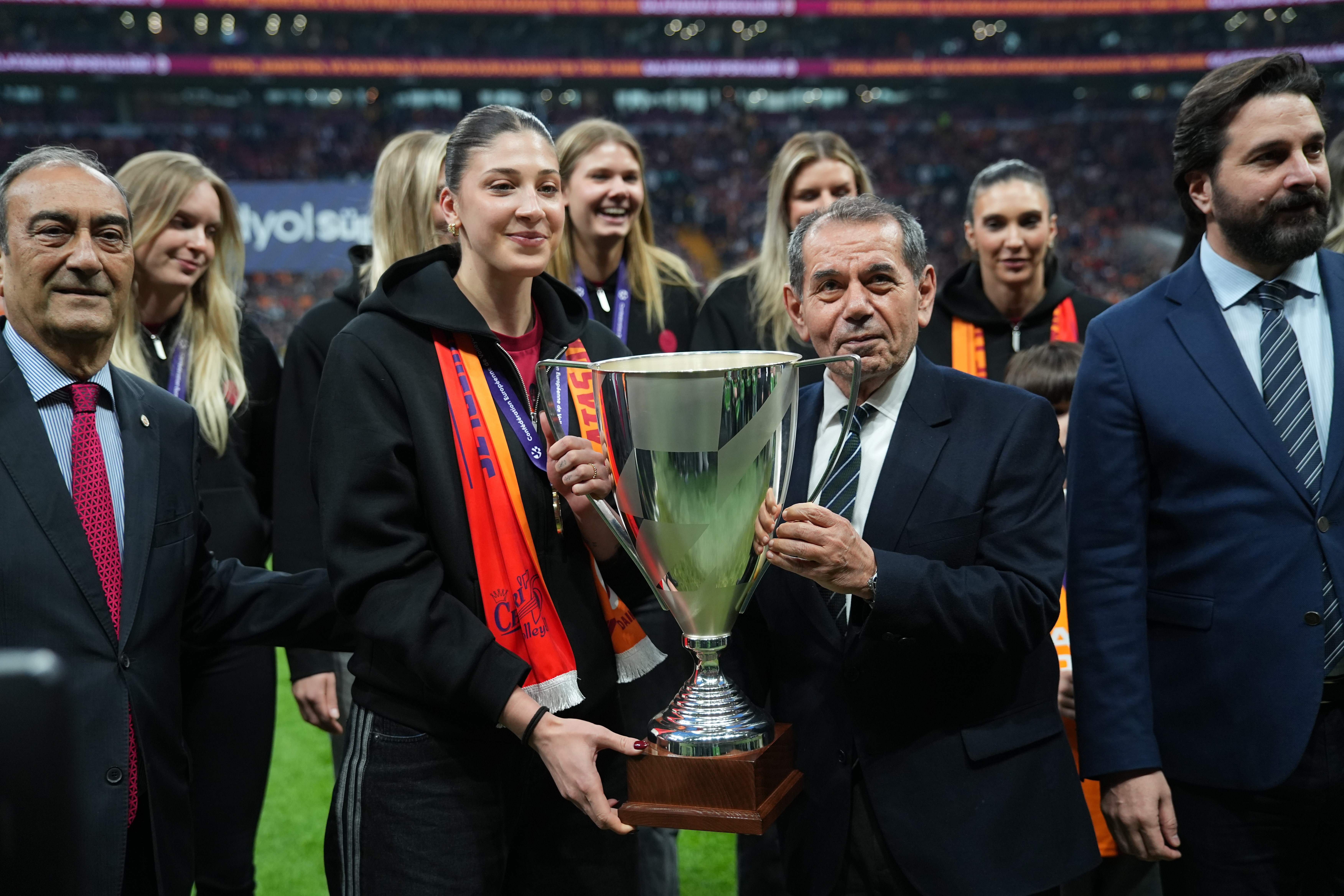 Galatasaray Daikin kupayla RAMS Park'ta taraftarı selamladı!