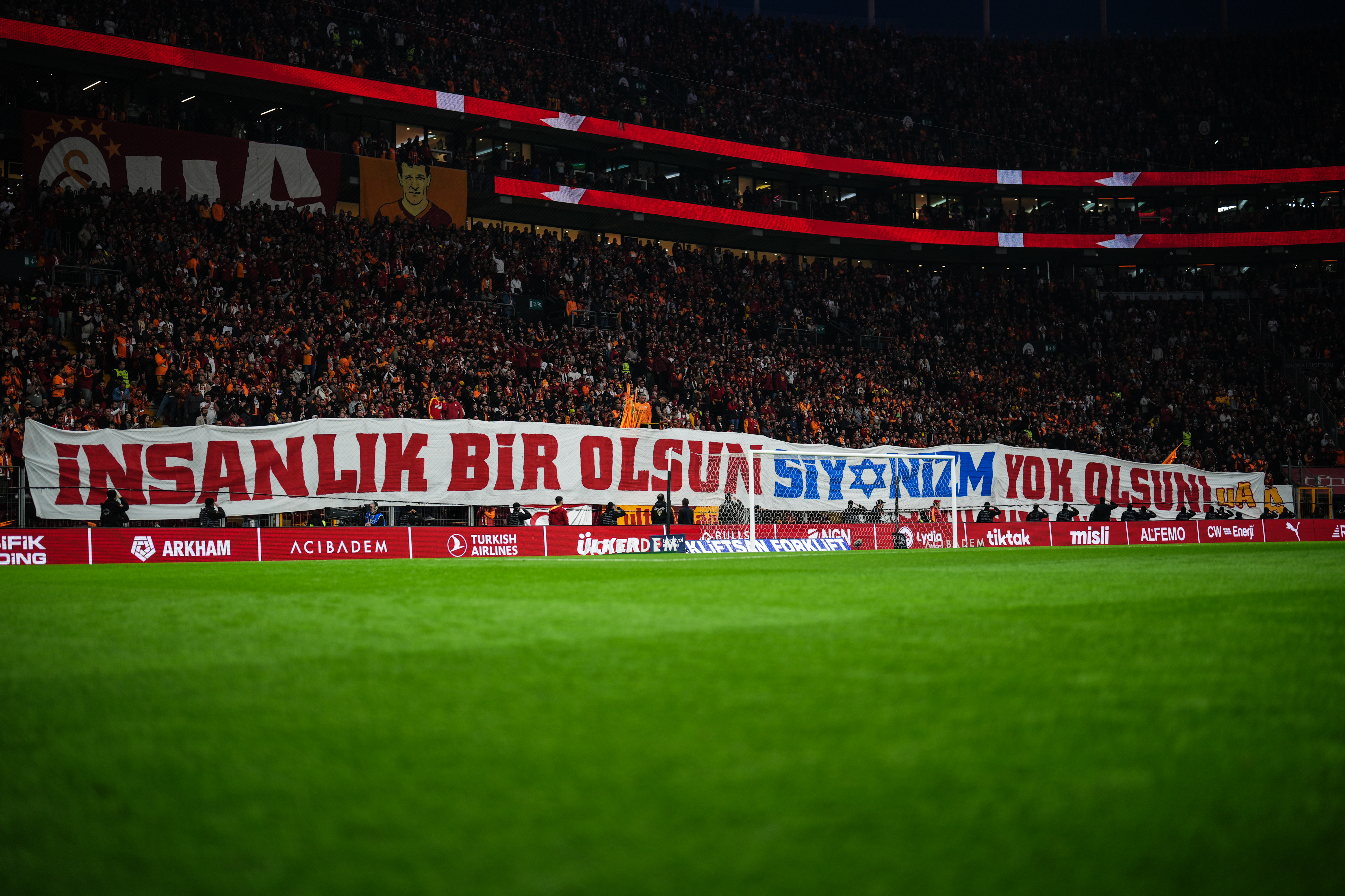 Galatasaray tribünlerinde İsrail'e tepki!