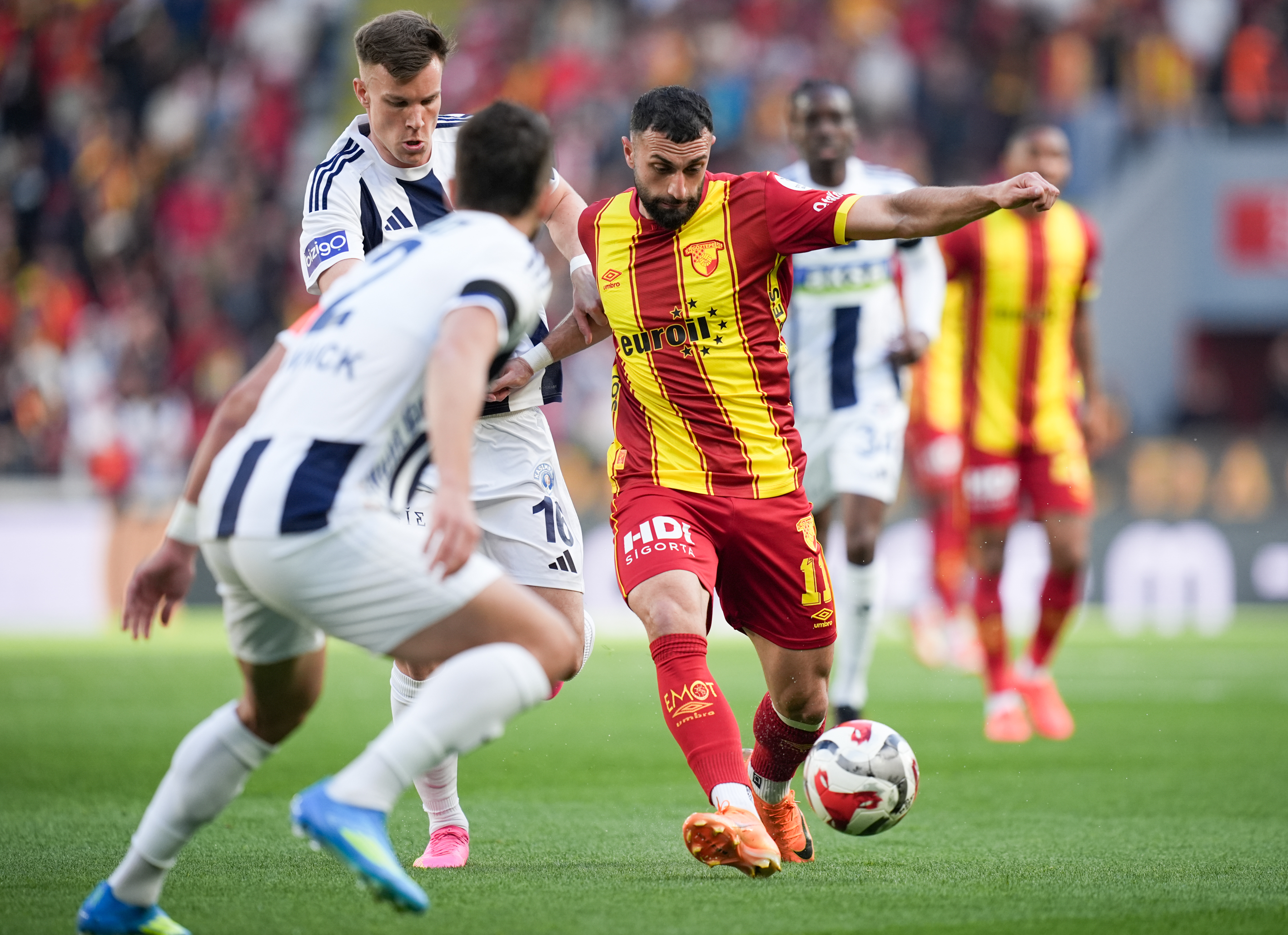 Göztepe pes etmedi! 3-1'den gelip Kasımpaşa'dan puanı kaptı