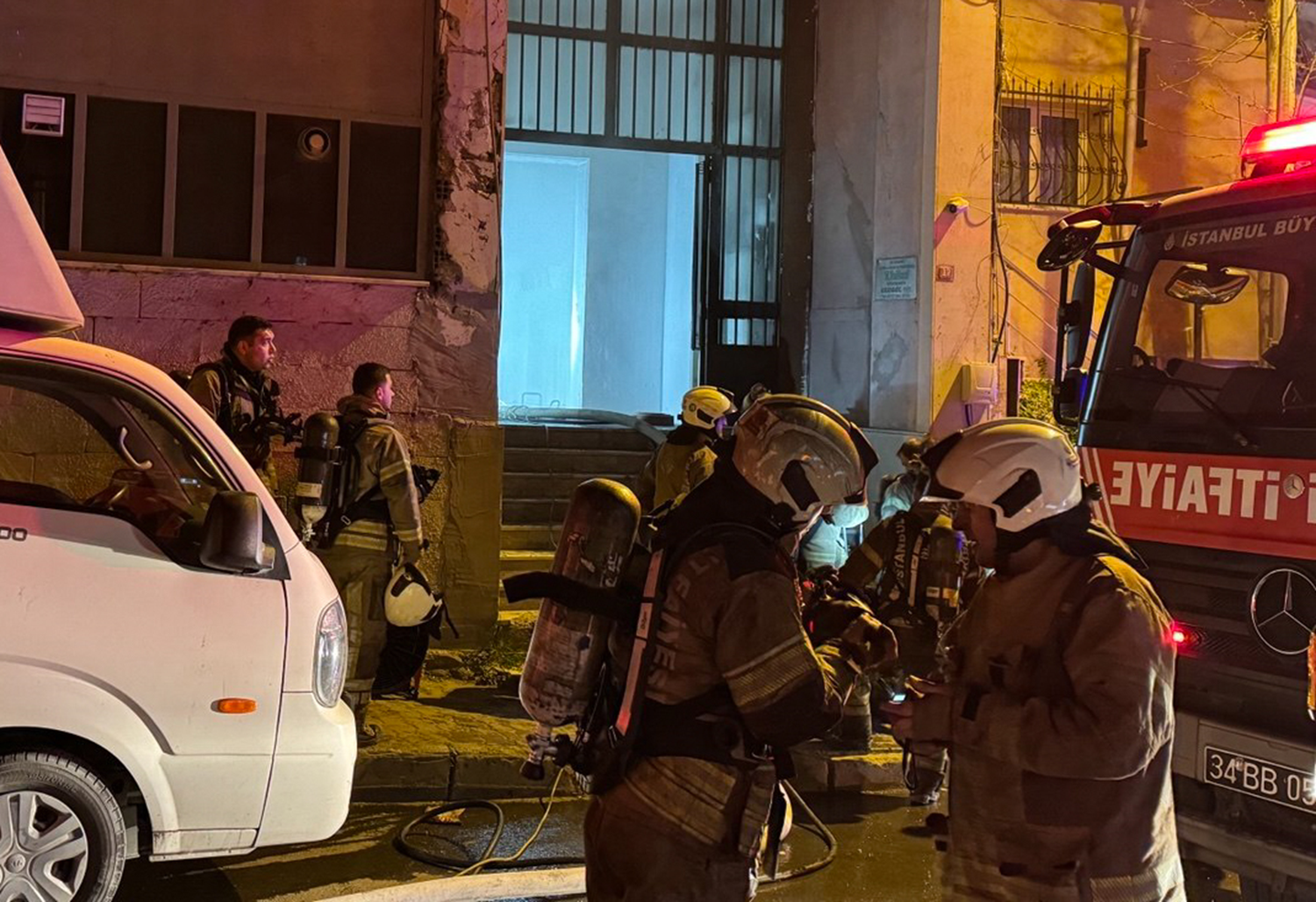 Kağıthane'de tekstil atölyesi alev alev yandı