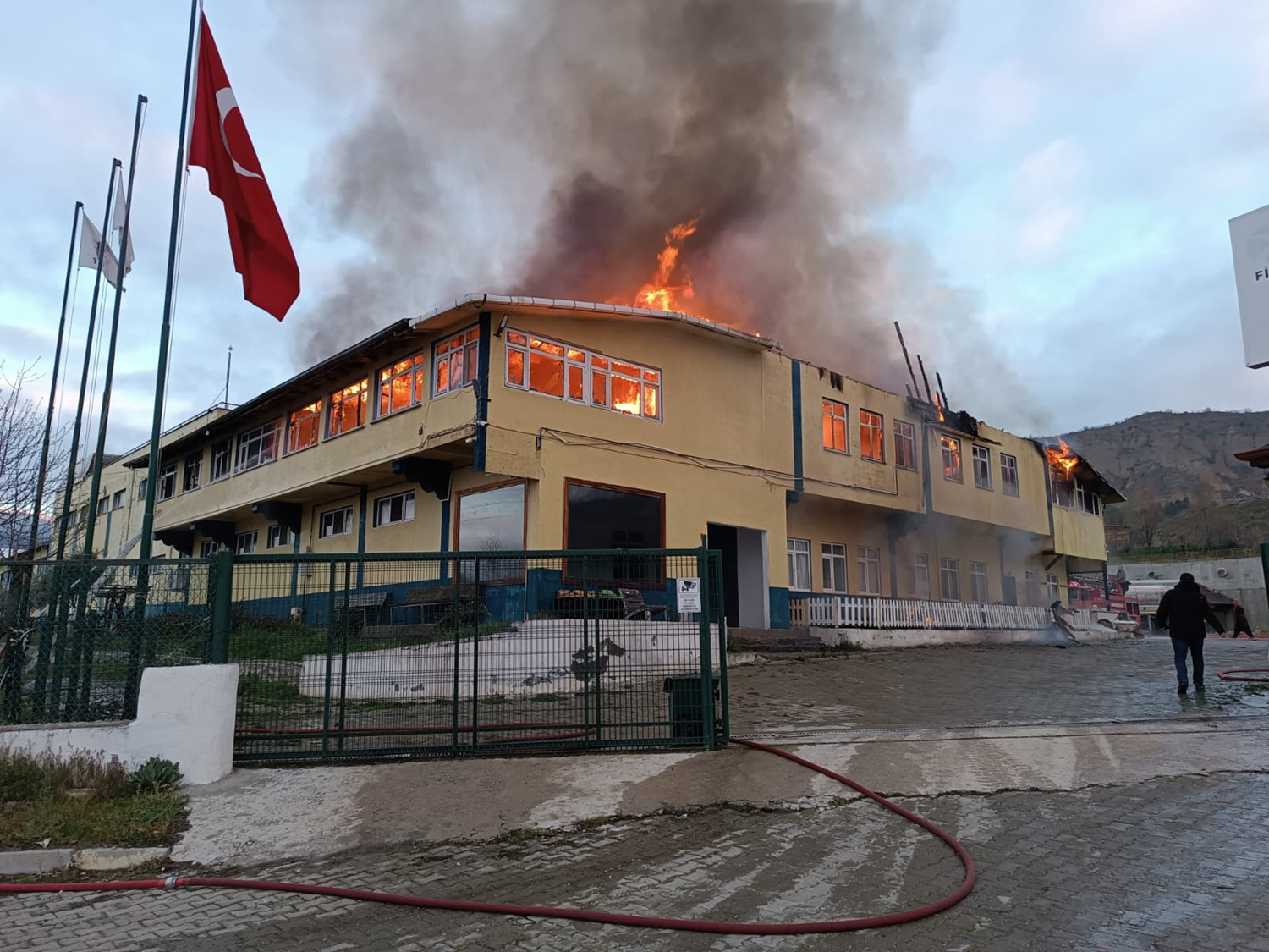Kastamonu'da tekstil ve filtre malzemeleri üretilen fabrikada çıkan yangın söndürüldü