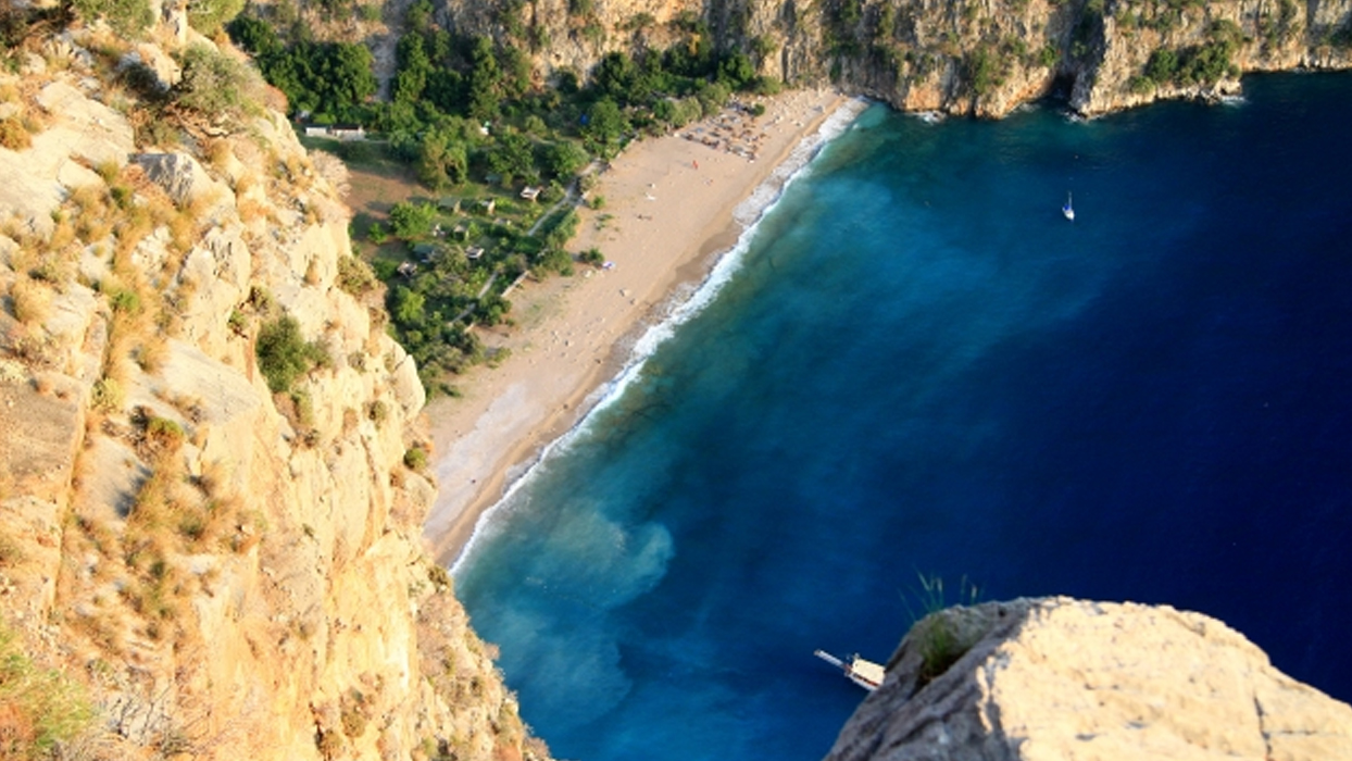 Muğla'da acı olay! 10 metrelik uçurumdan düşen genç can verdi