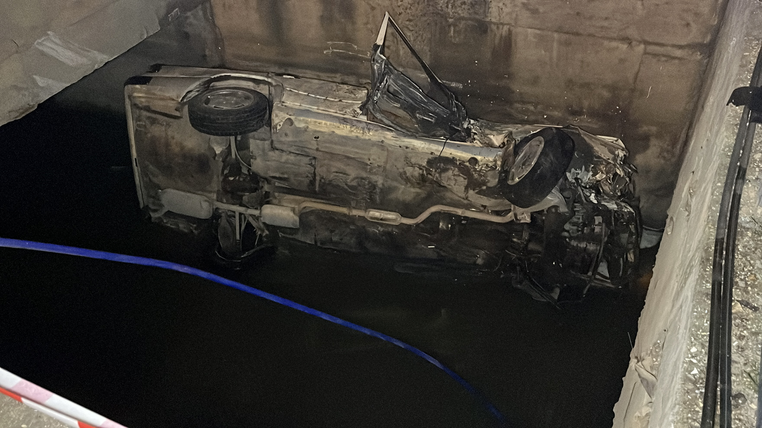 Orta refüje çarpan otomobil 5 metre yükseklikten sulama kanalına düştü