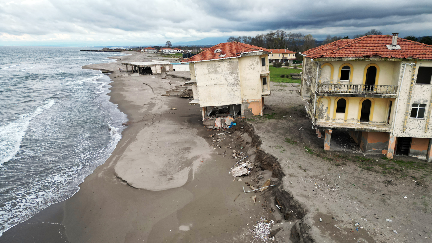 Sakarya'da deniz 100 metre içeri girdi! villalar uçuruma dayandı