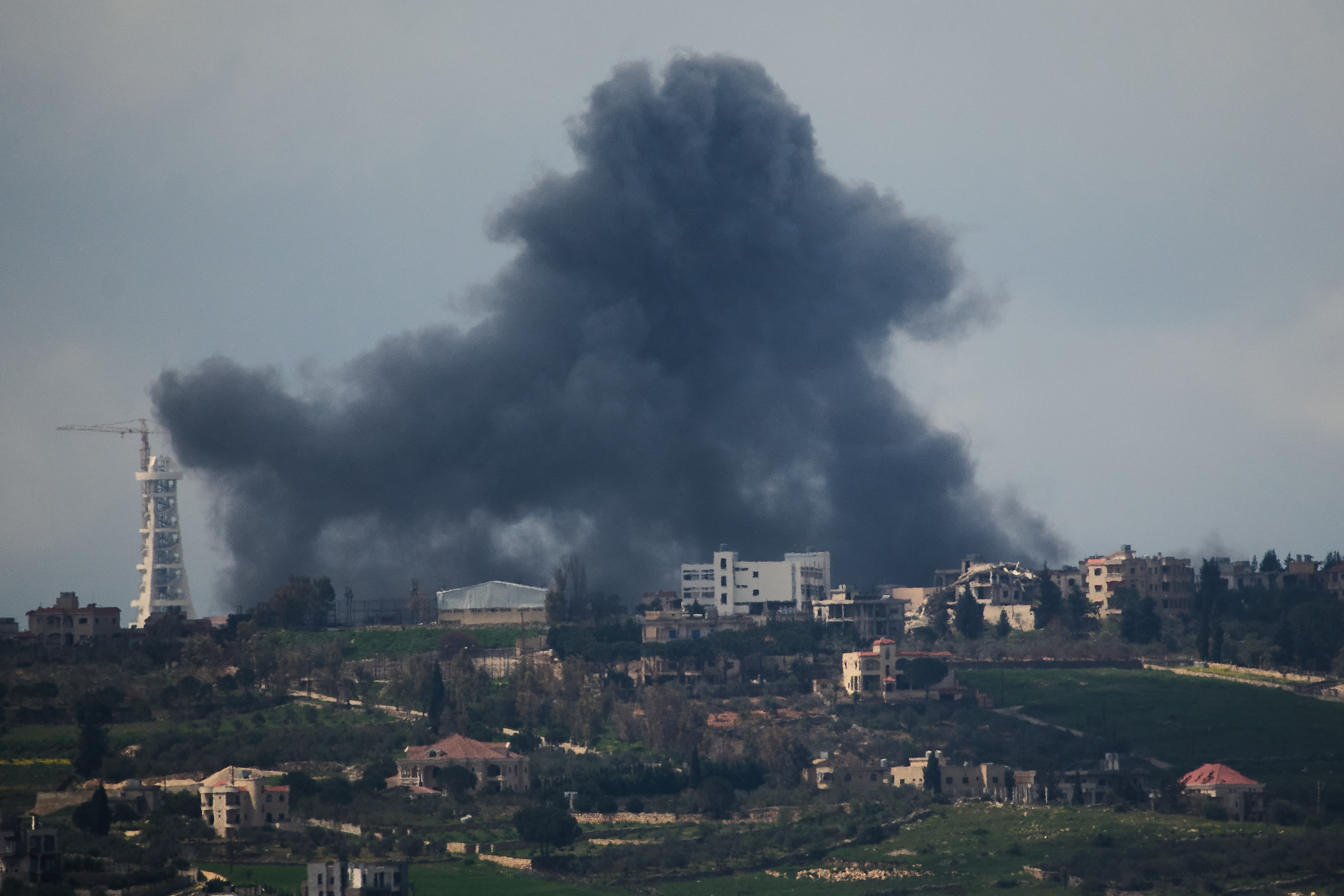 Soykırımcı İsrail'den Lübnan'a hava saldırısı: 2 Kızılhaç görevlisi yaralandı