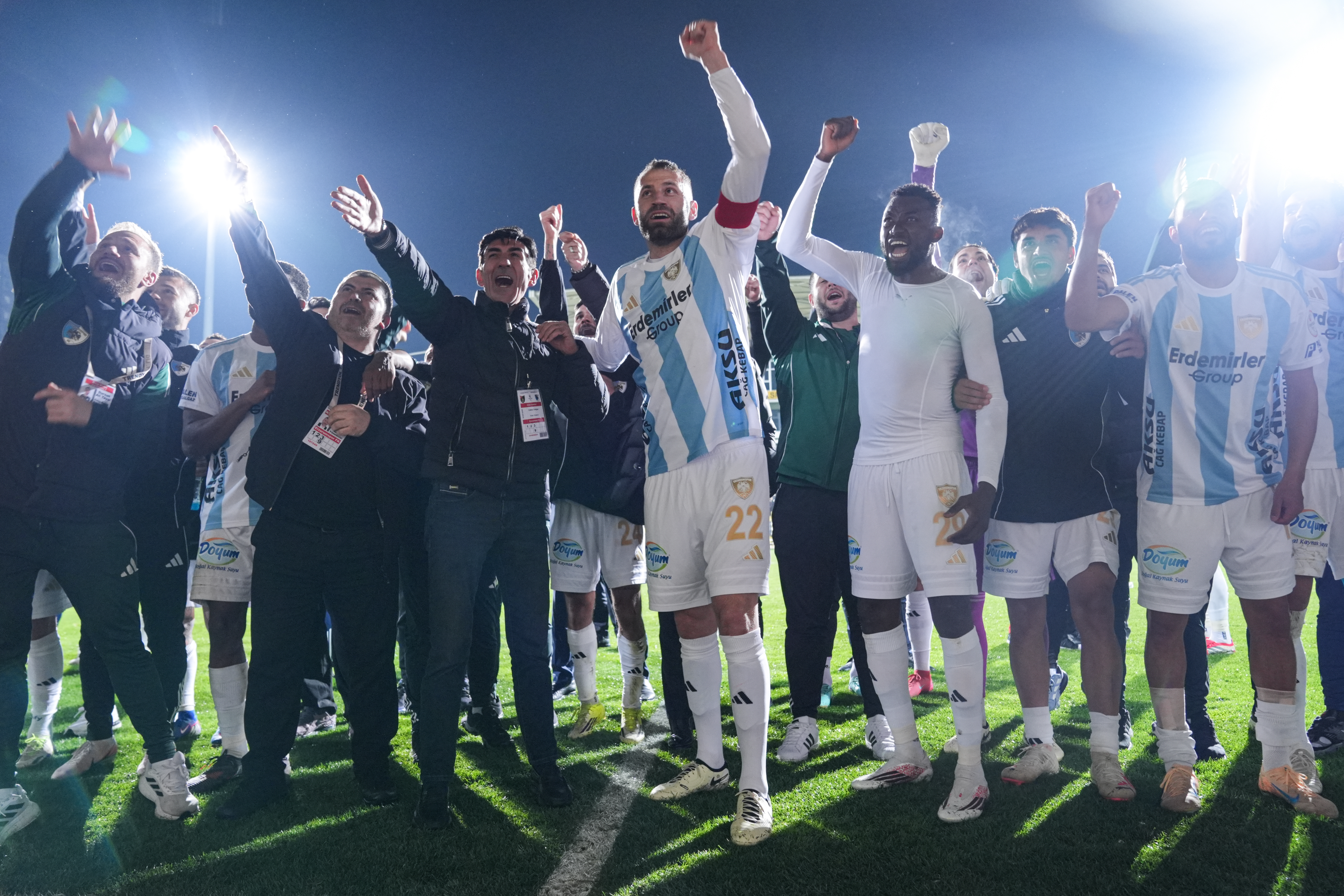 Süper Lig yolunda dev adım! Erzurumspor FK 75 puanla zirvede tek başına