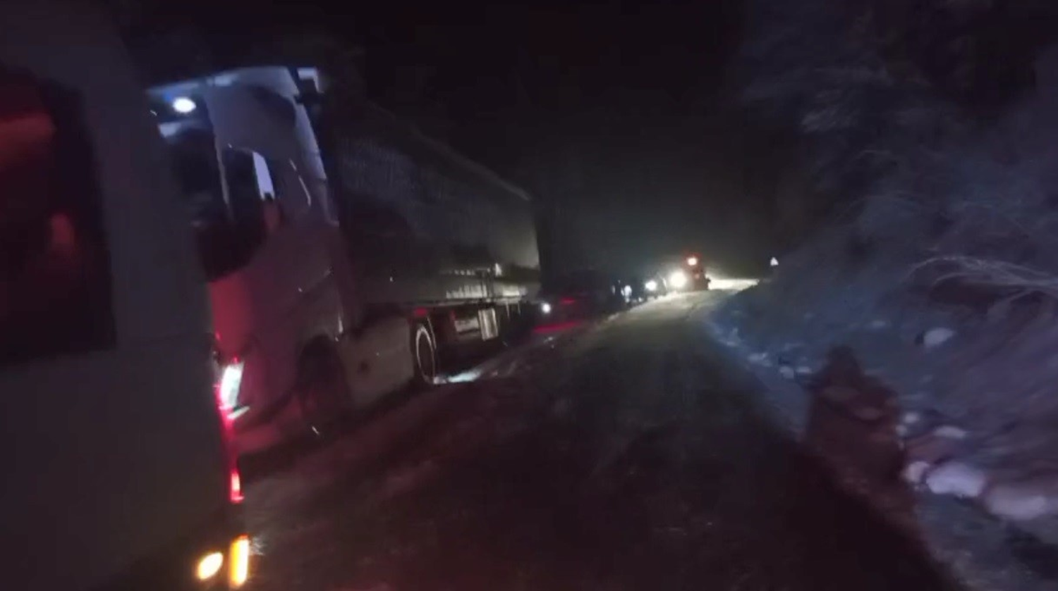 TIR yolu kapattı, onlarca araç mahsur kaldı