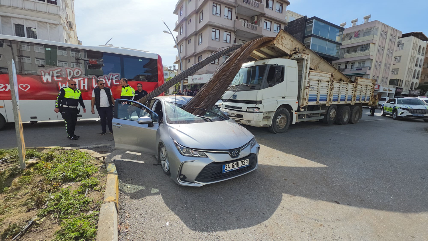 Demirler otomobile saplandı: Seyahat eden çifti görenler şaşkınlığa uğradı