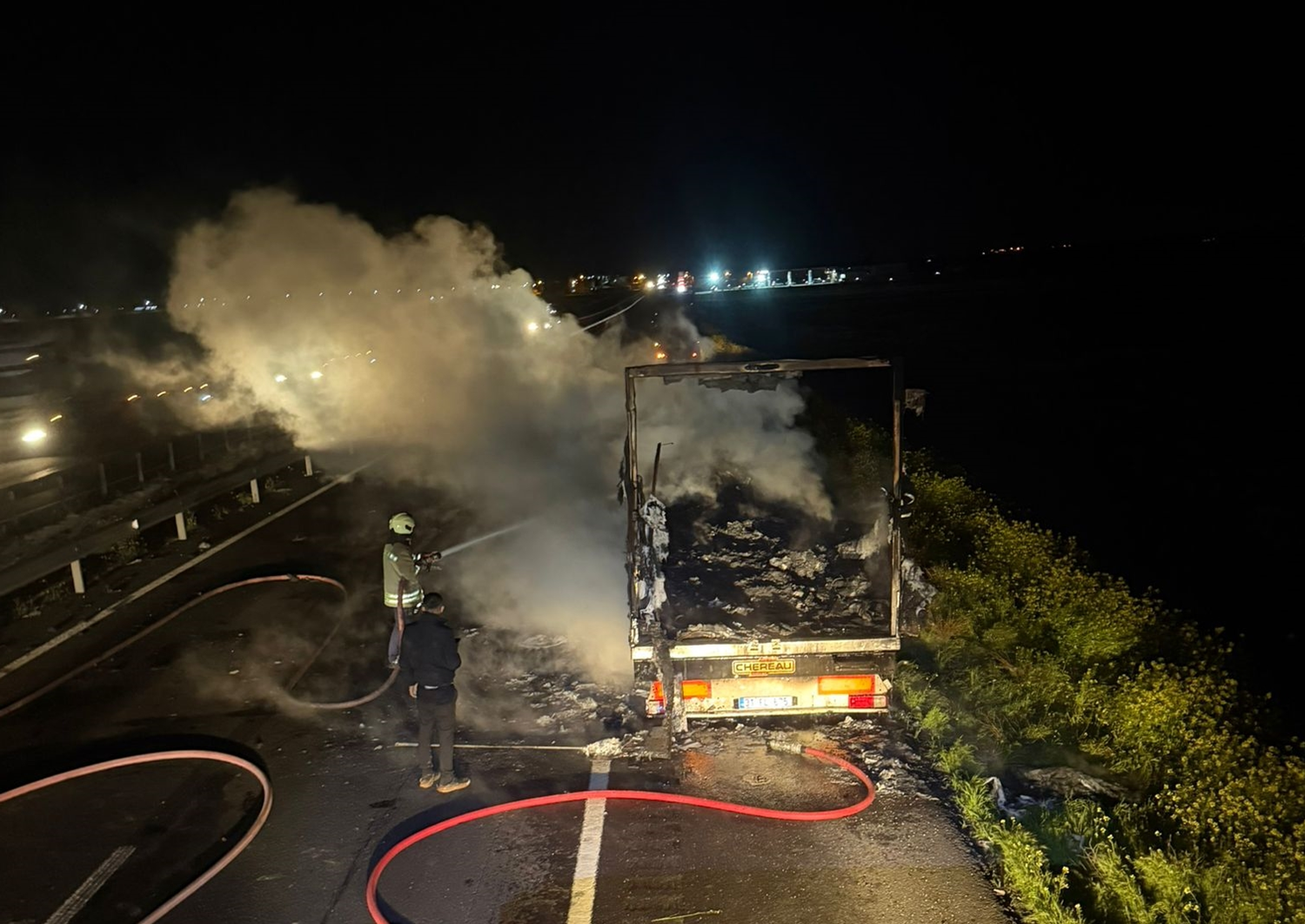 Mardin-Şırnak kara yolunda tır dorsesi alev topuna döndü: Yol trafiğe kapandı