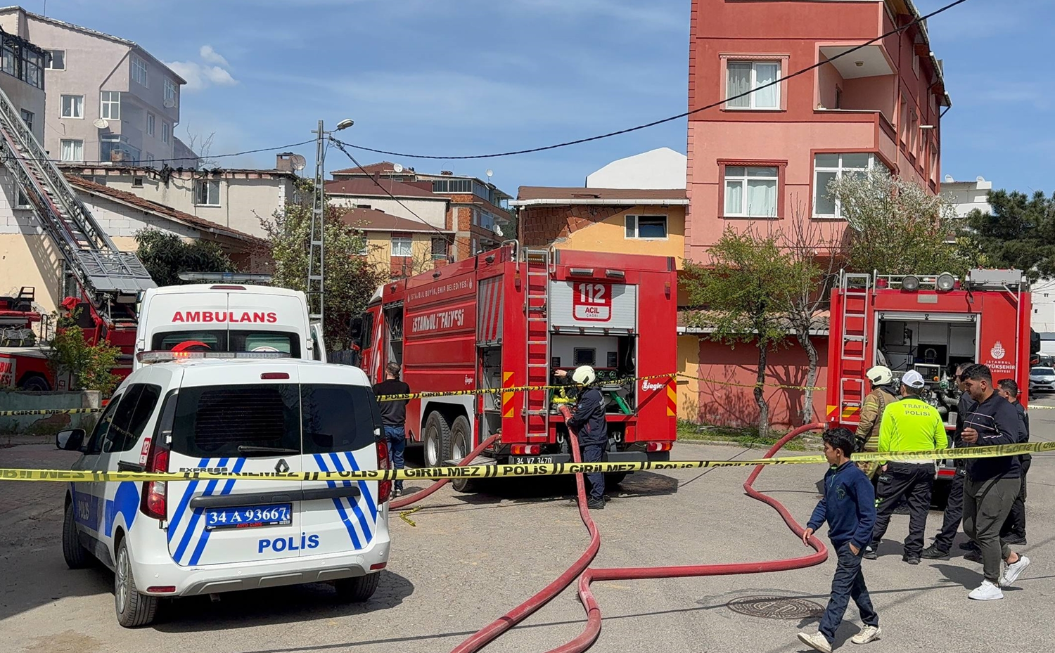 Sultanbeyli'de iki binada yangın: Hasar oluşturan yangın söndürüldü