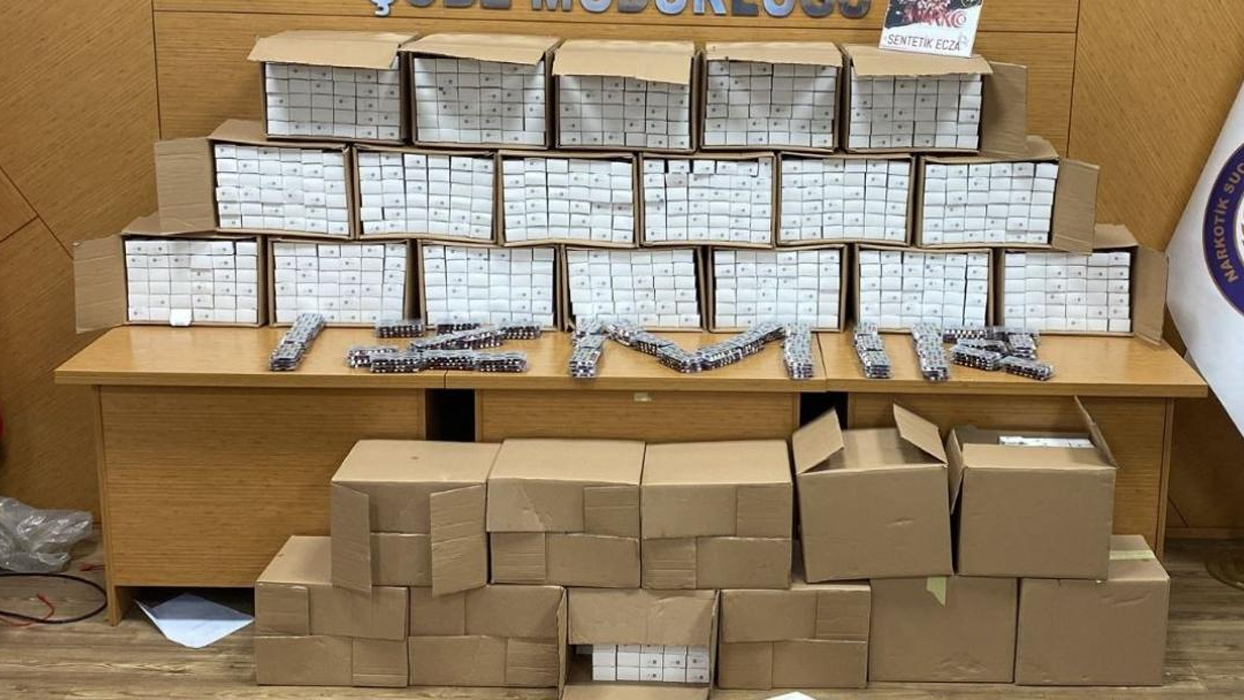 İzmir'de zehir tacirlerine darbe: Binlerce hap ele geçirildi