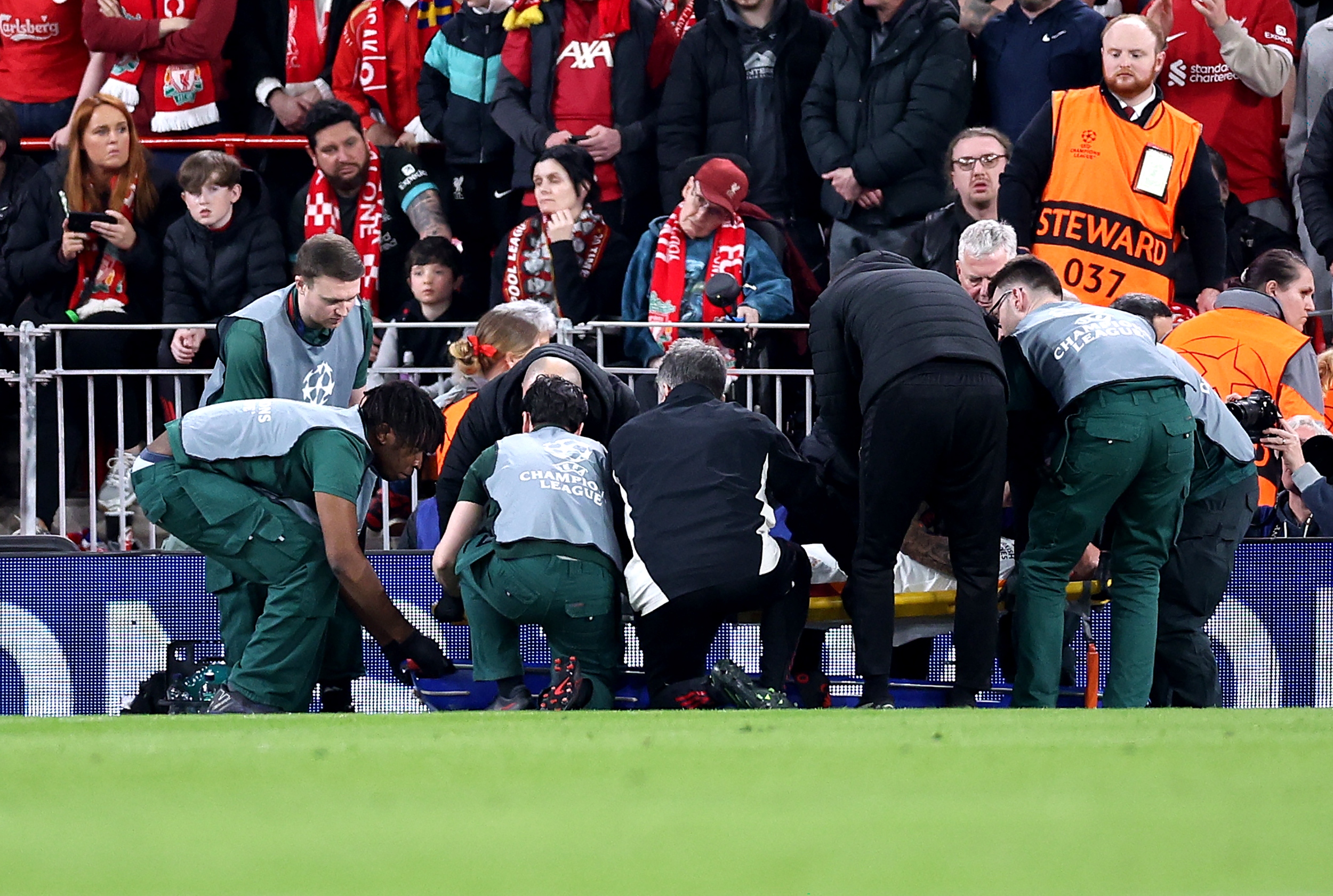 Noa Lang sakatlanmıştı: Liverpool reklam panolarını değiştirdi!