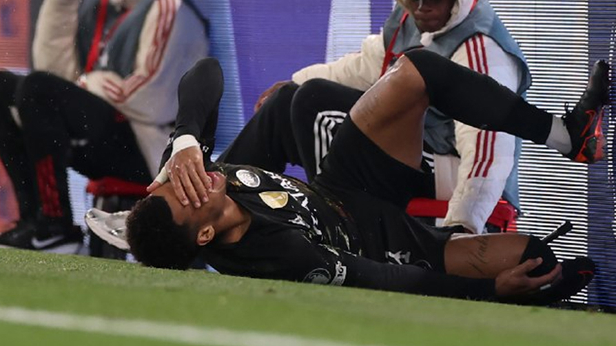 Bu kez mikrofon standı sakatladı! Anfield kabusu...