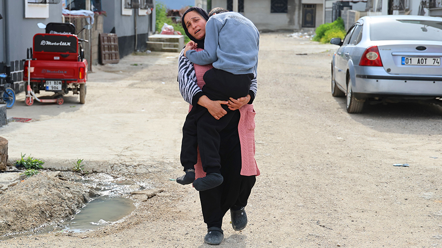 CHP'li belediye perişan etti: Engelli çocuğunu her gün kucağında taşıyor