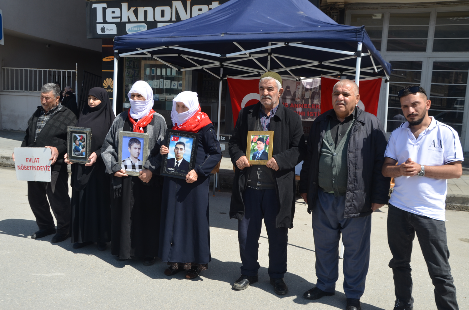 DEM Parti önünde evlat nöbeti: Gelin, devlete teslim olun