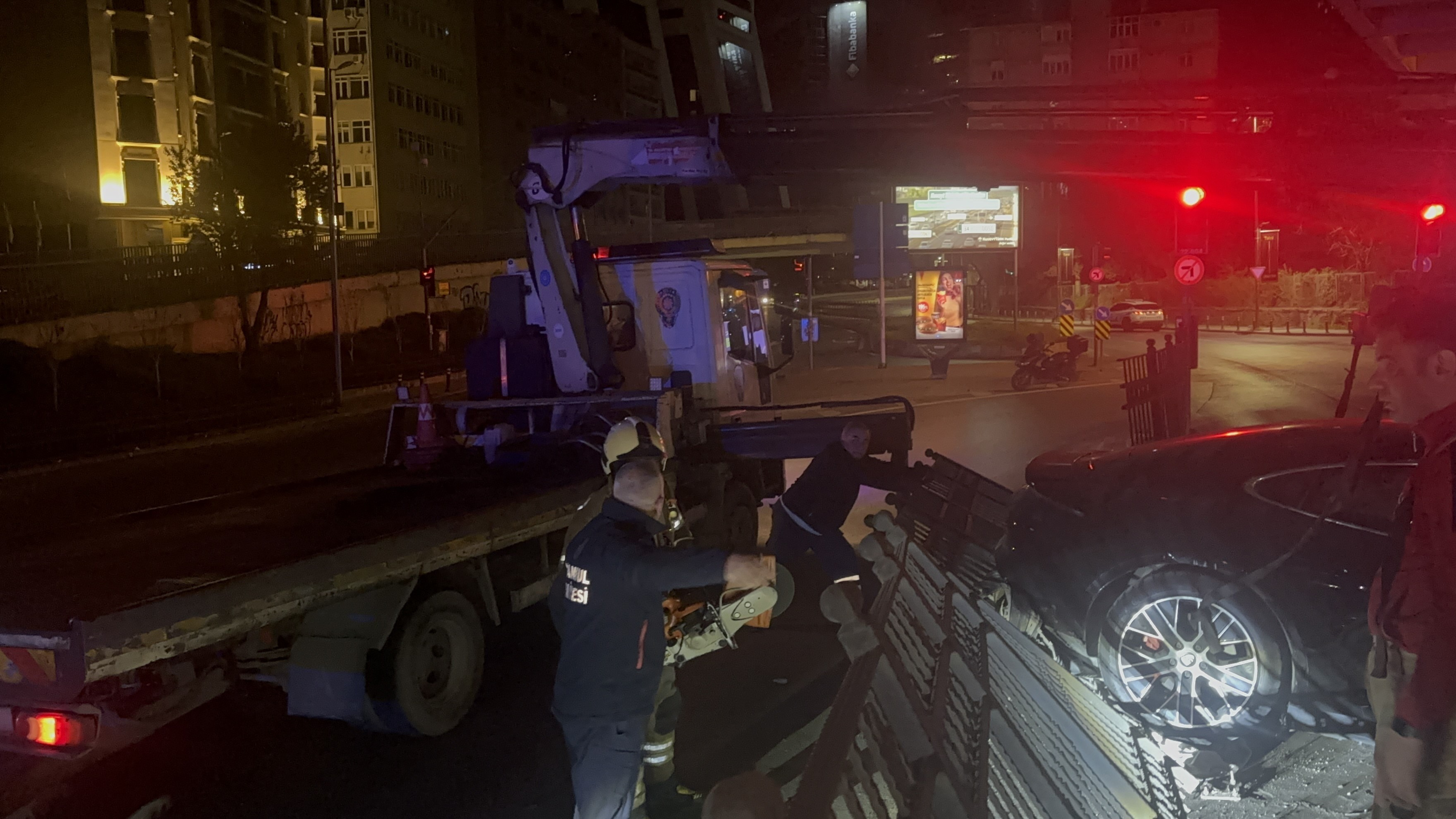 Hız faciası! Şişli'de lüks otomobil kaza yaptı