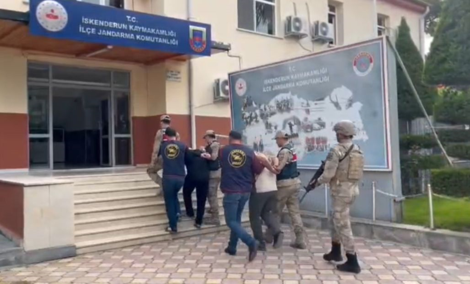 İskenderun'da anne ve oğlunu öldürüp altınlarını çalan 2 zanlı tutuklandı