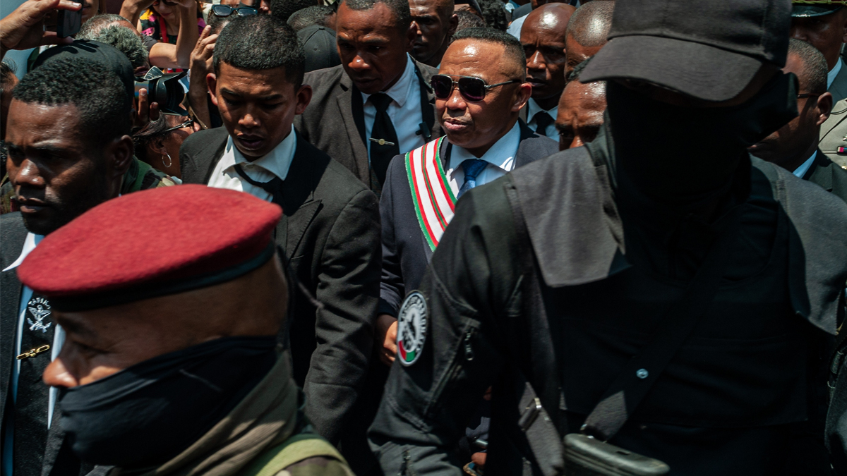 Yüksek teknolojili suikast girişimi! Darbe sonrası cumhurbaşkanı hedefte