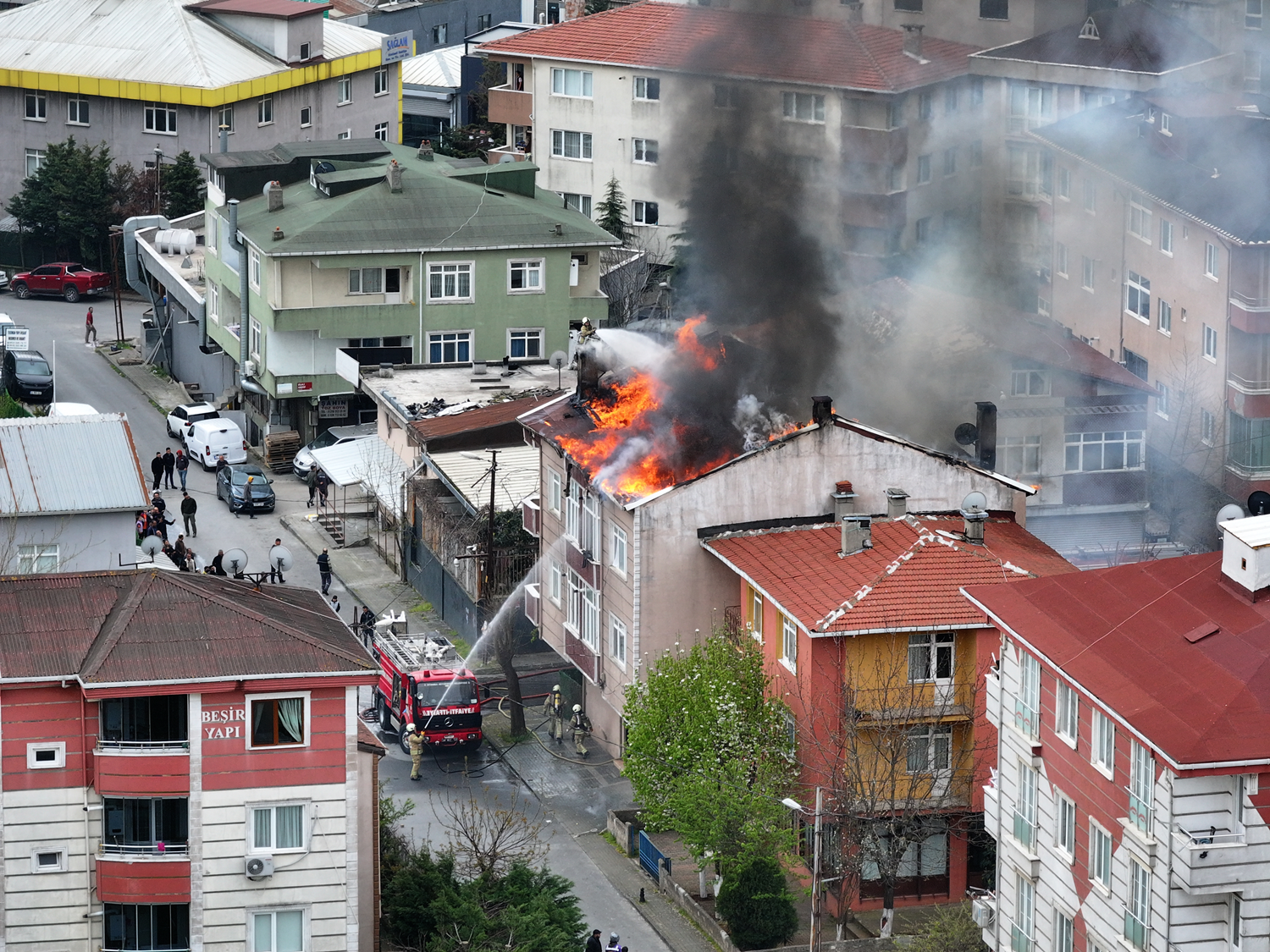 Alevler çatıyı sardı, mahalle sokağa döküldü! İstanbul'da yangın paniği