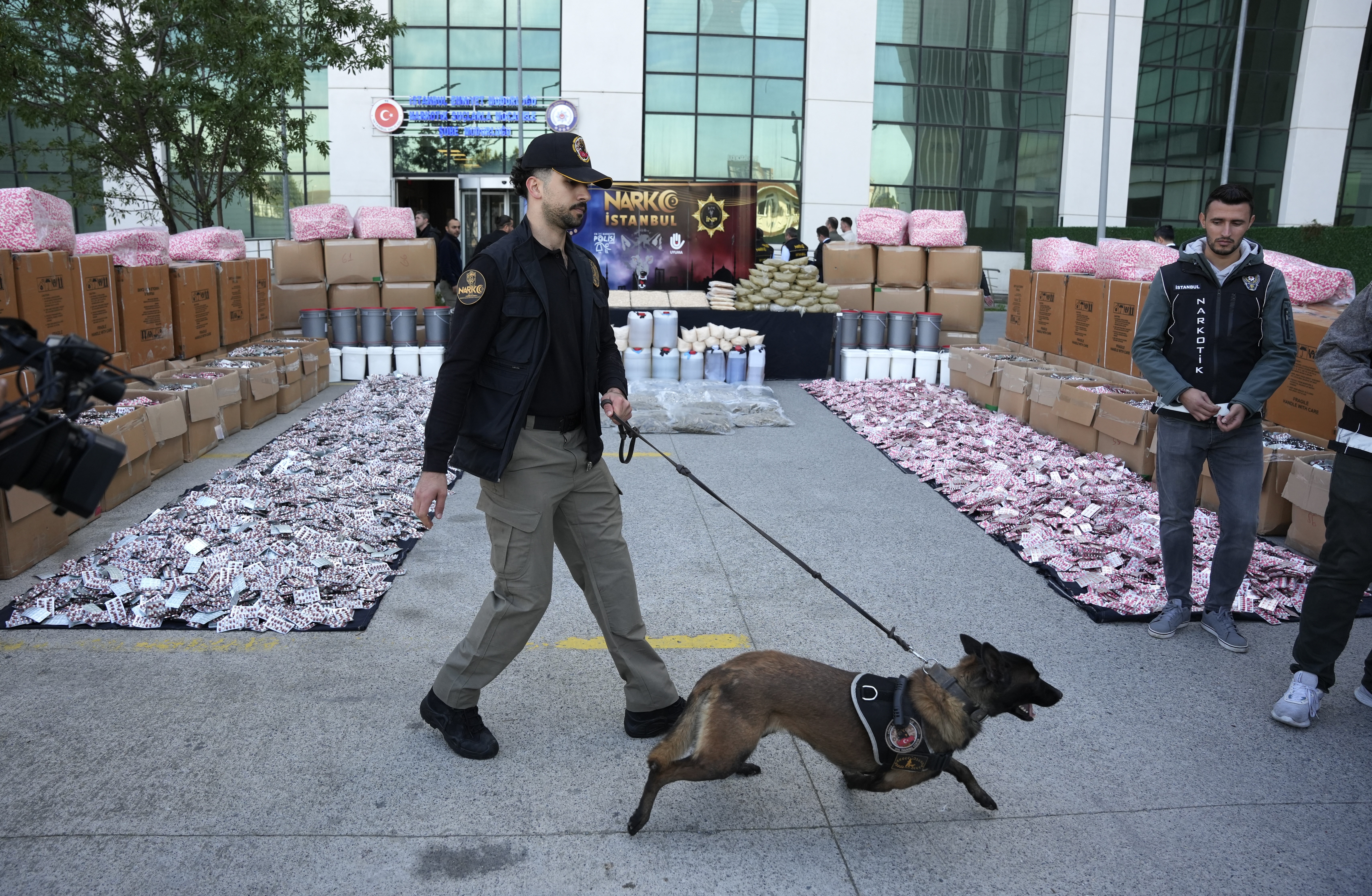 Zehir tacirlerine geçit yok: Kilolarca uyuşturucu ele geçirildi