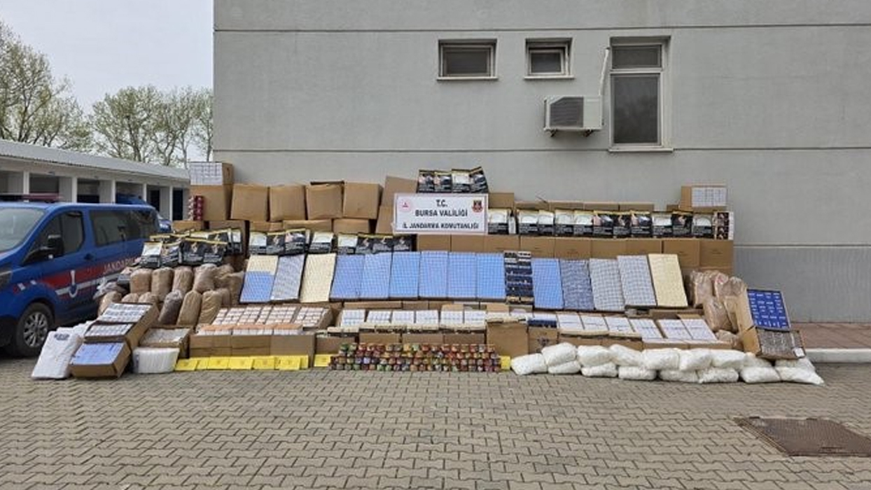 Bursa'da dev kaçak sigara operasyonu: Yüzlerce kilo tütün ele geçirildi