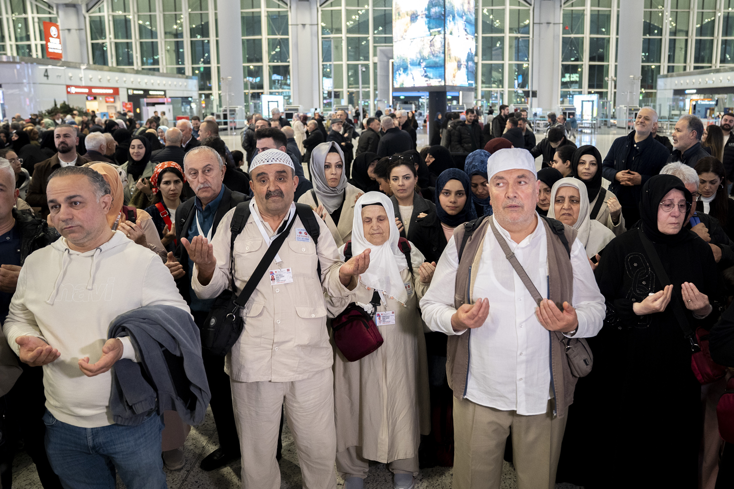 İstanbul'dan kutsal yolculuk başladı: İlk hac kafilesi dualarla uğurlandı