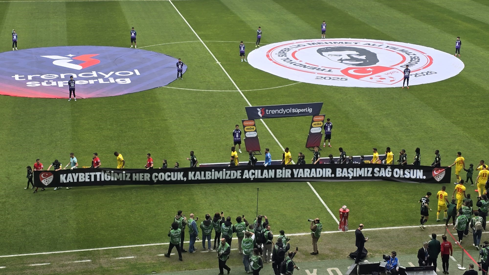 Kocaeli'de tribünler sustu, çocuklar için yas tutuldu