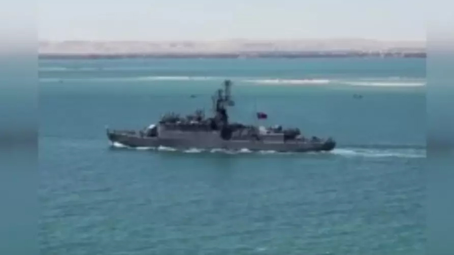 Süveyş Kanalı'nda gurur dolu anlar! Türk denizciler savaş gemilerimizi bayrakla selamladı