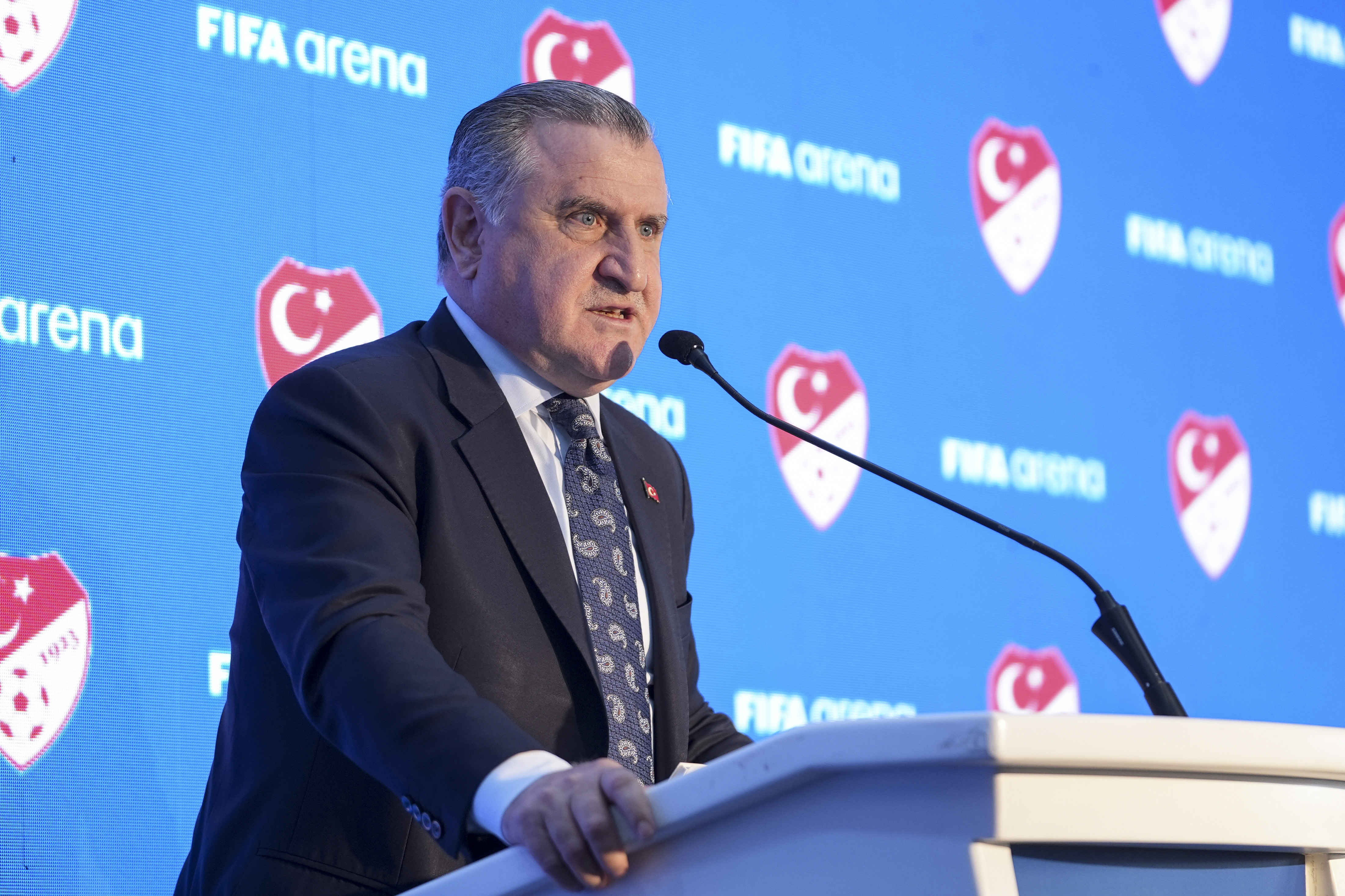 Bakan Bak'tan şampiyonlara tebrik mesajı