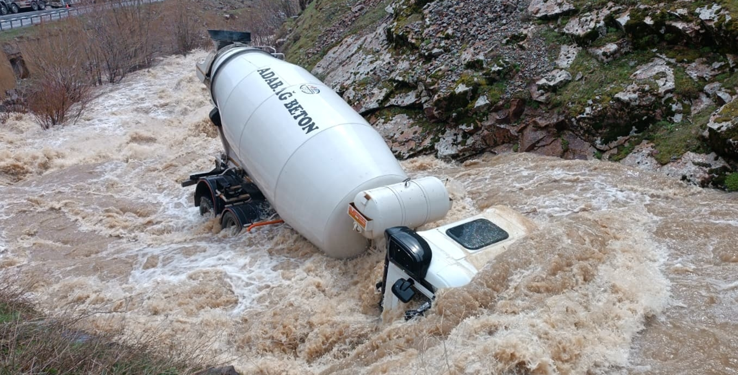 Bitlis'te feci kaza... Dere düşen beton mikserinin sürücüsü hayatını kaybetti