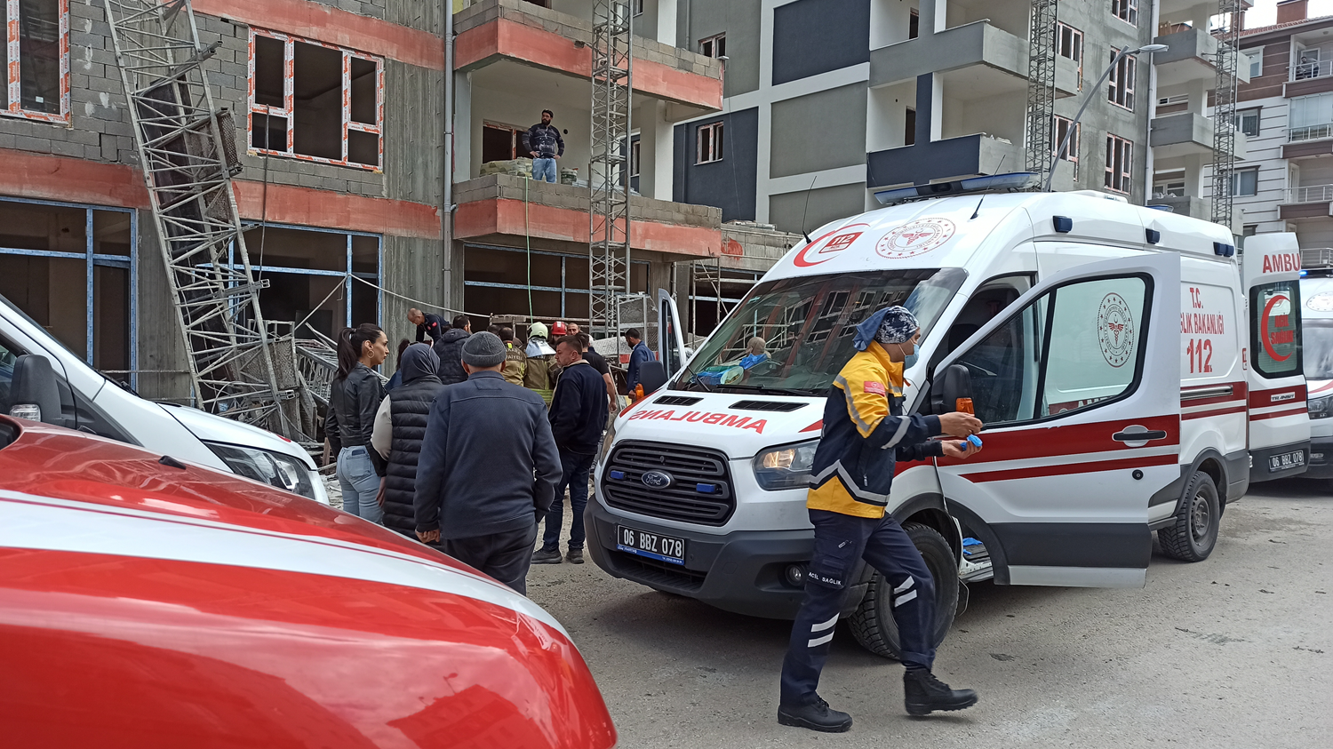İnşaat iskelesi çöktü: 1'i ağır 3 işçi yaralandı
