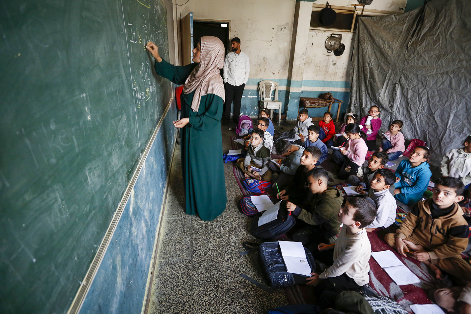 İsrail'in Gazze zulmü bitmiyor: Filistinli öğrenciler zor şartlarda eğitime devam ediyor
