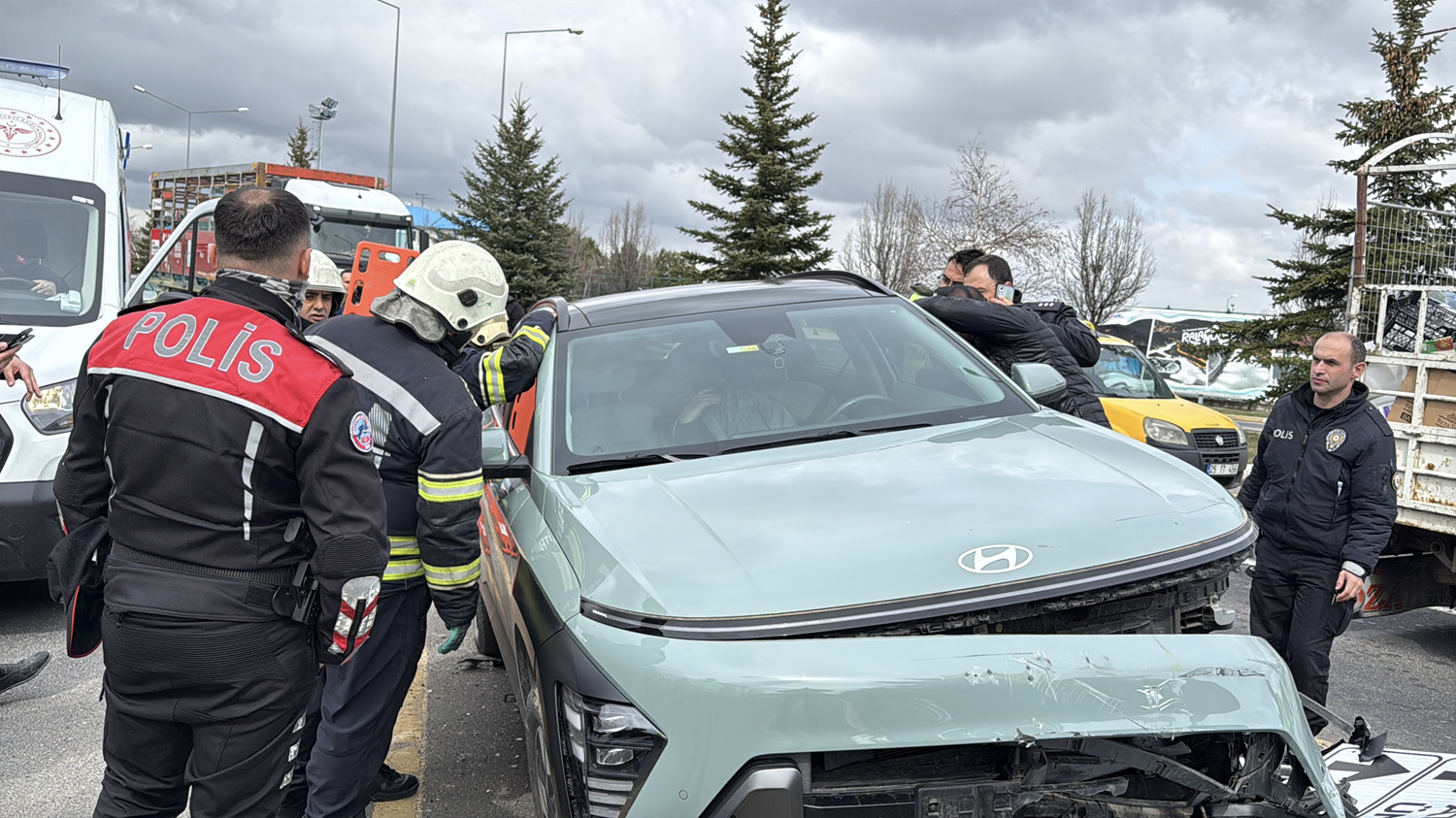 Otomobil içinde fenalaştı! Yardımına itfaiye ekipleri yetişti