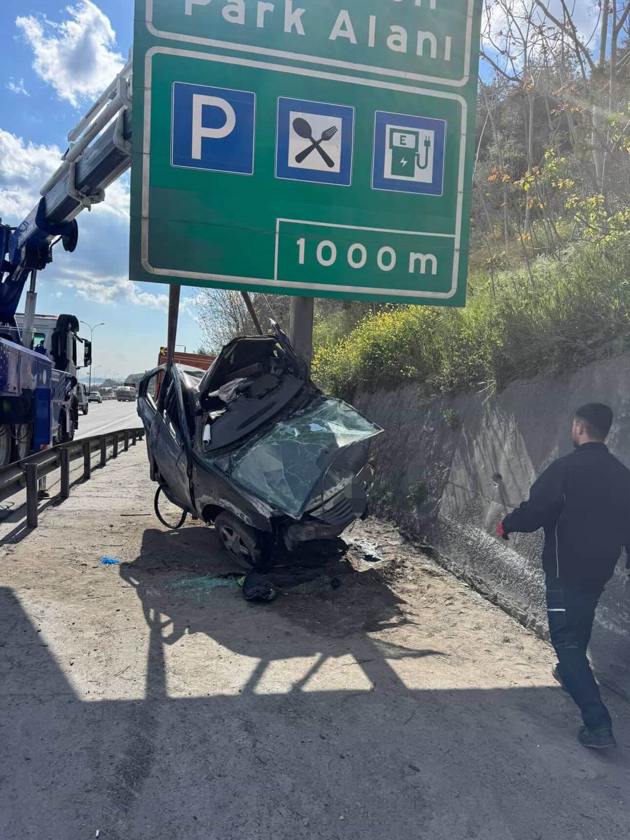 TEM'de feci kaza... Otomobil yön levhasına saplandı