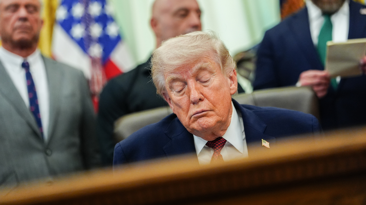 Trump'tan kritik imza! Tartışmalı yasa uzatıldı