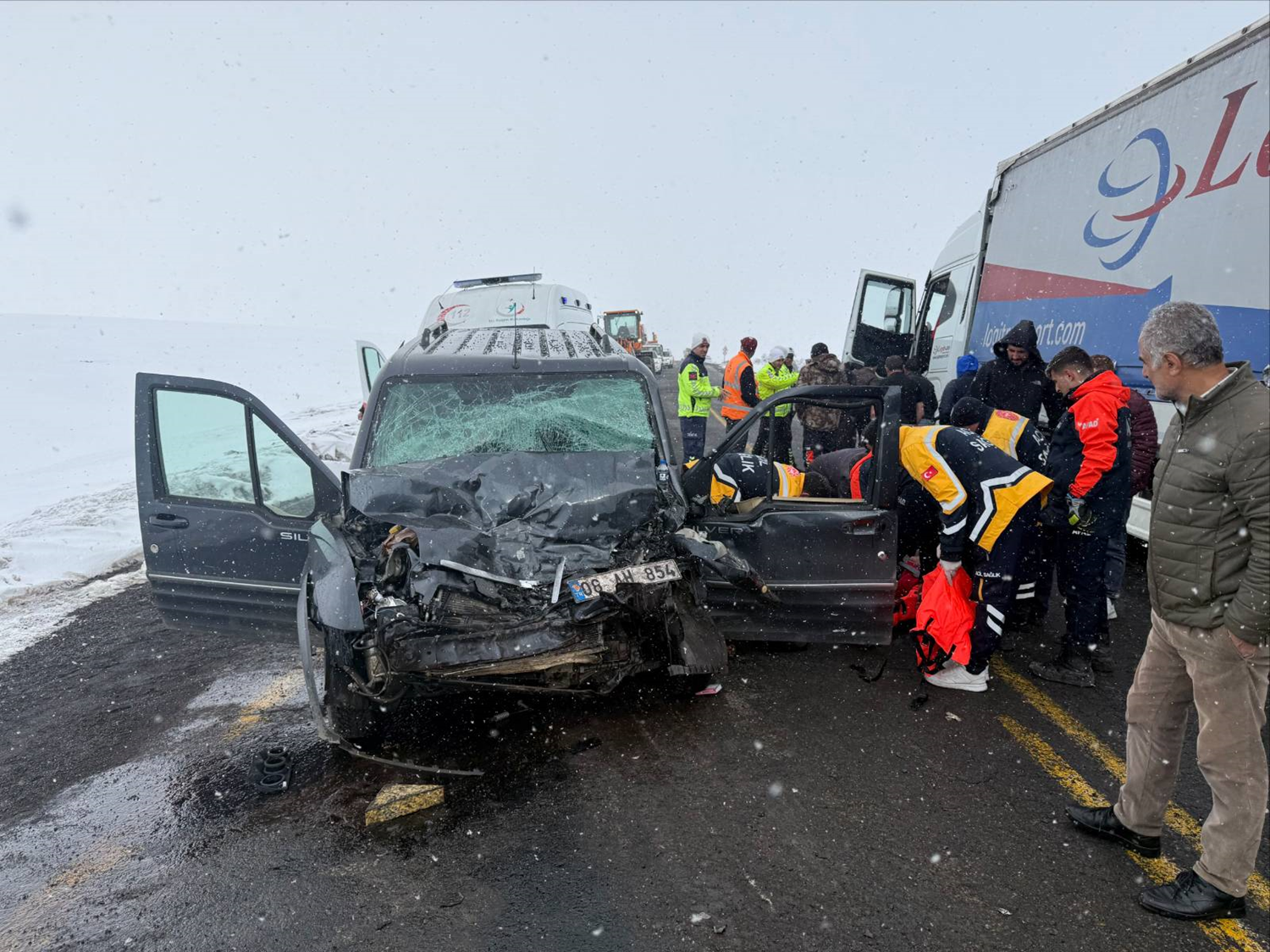 Artvin'de feci kaza... Tır ile kamyonet çarpıştı