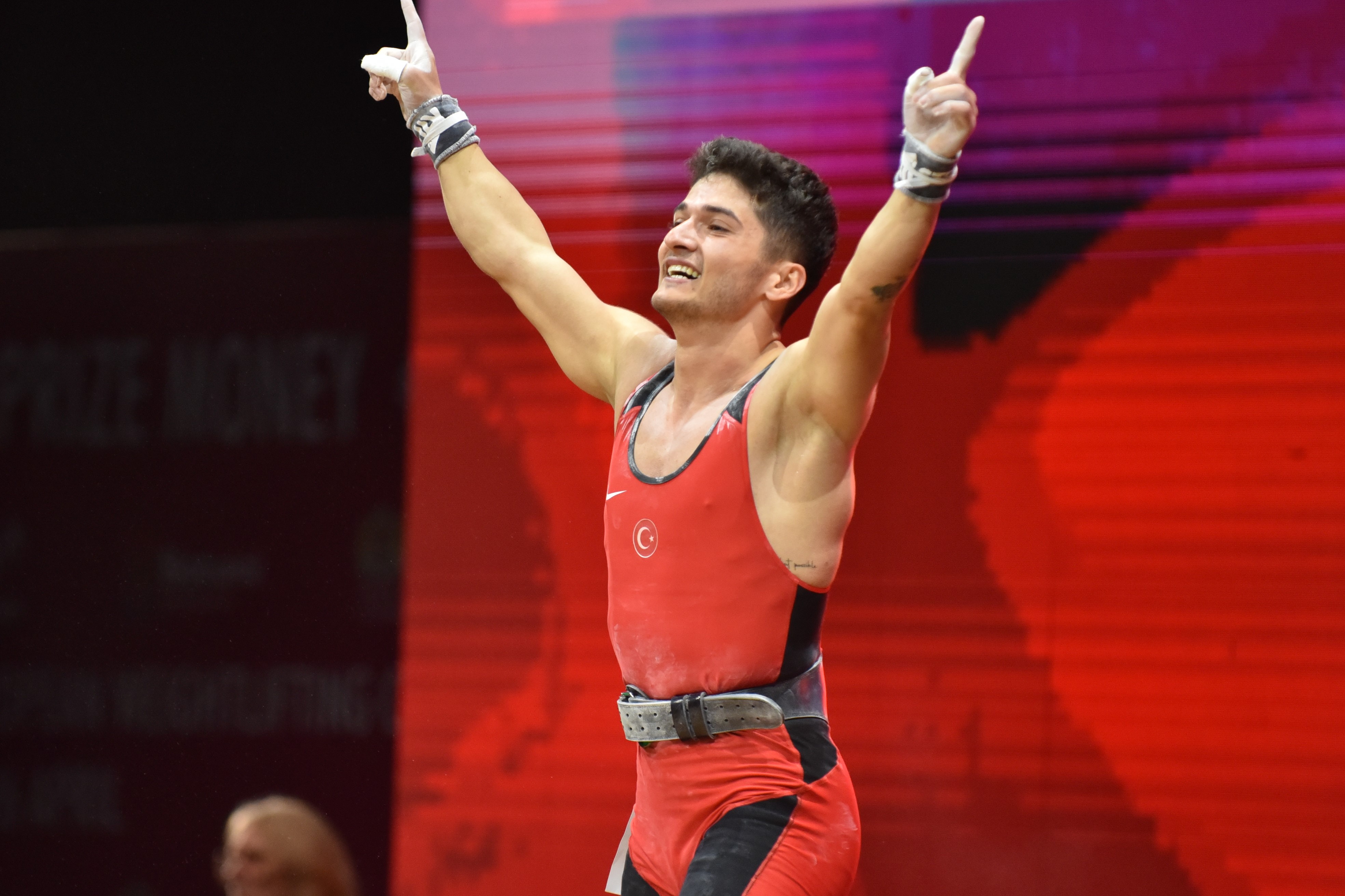 Bakan Bak, milli halterci Furkan Özbek'i tebrik etti