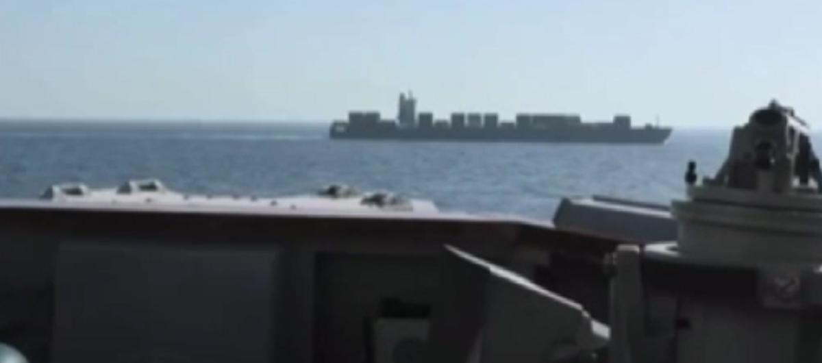 Bölgede sular ısınıyor! ABD ordusu İran gemisini böyle vurdu